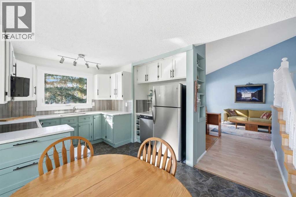 Single Family House 4 Level for Sale in  Berkley Crescent NW Beddington Heights Calgary 