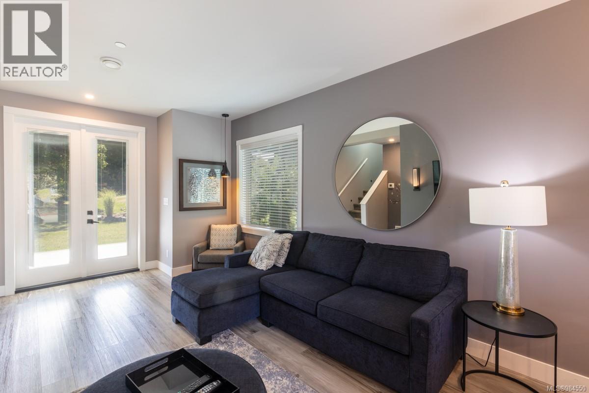 3 1175 Resort Dr, Parksville