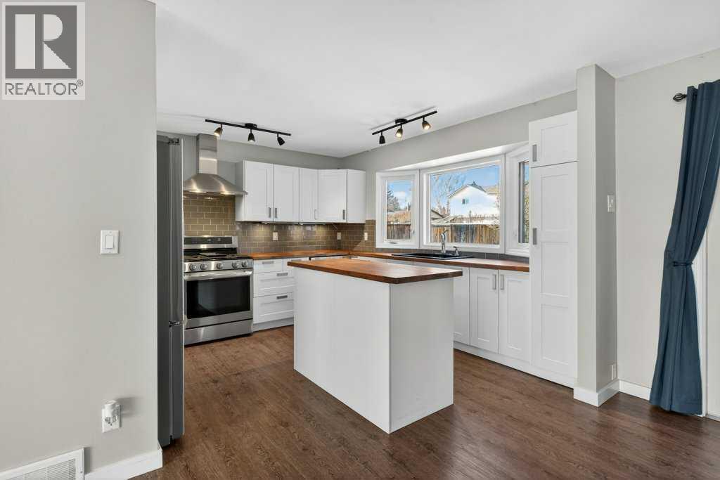 Single Family House for Sale in   Avenue SE Deer Run Calgary 