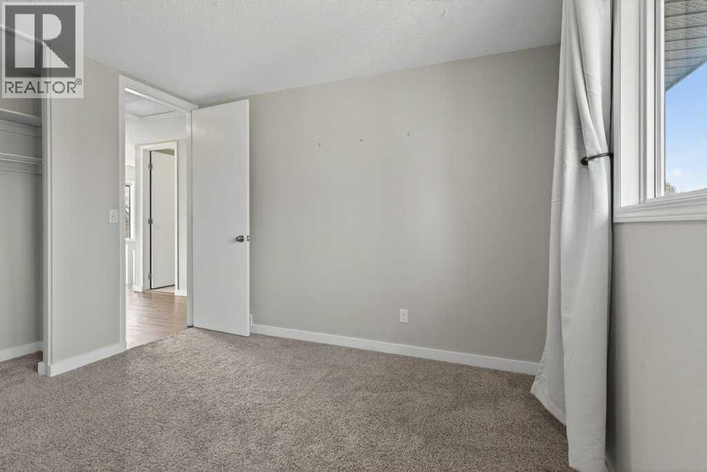 Single Family House for Sale in   Avenue SE Deer Run Calgary 