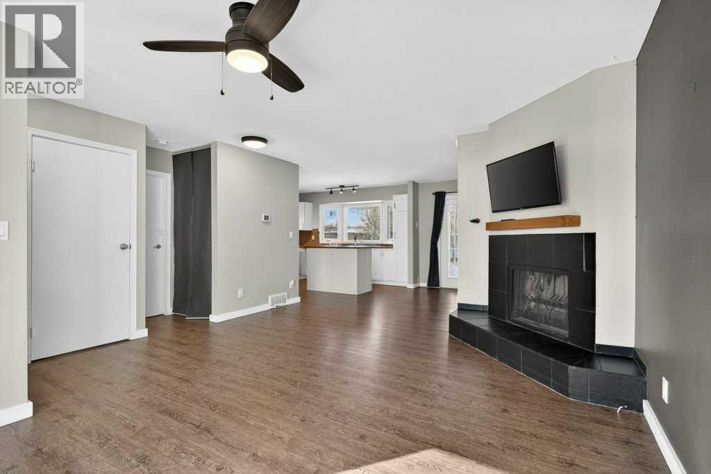 Single Family House for Sale in   Avenue SE Deer Run Calgary 