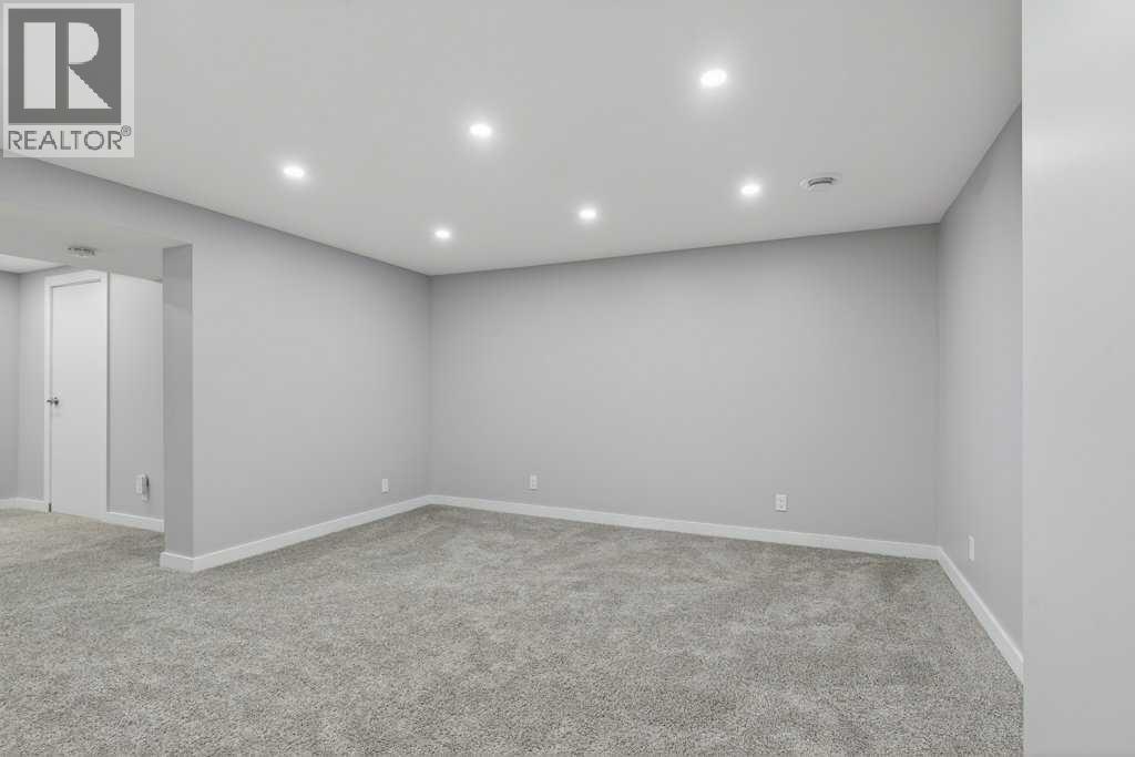 Single Family House for Sale in   Avenue SE Deer Run Calgary 