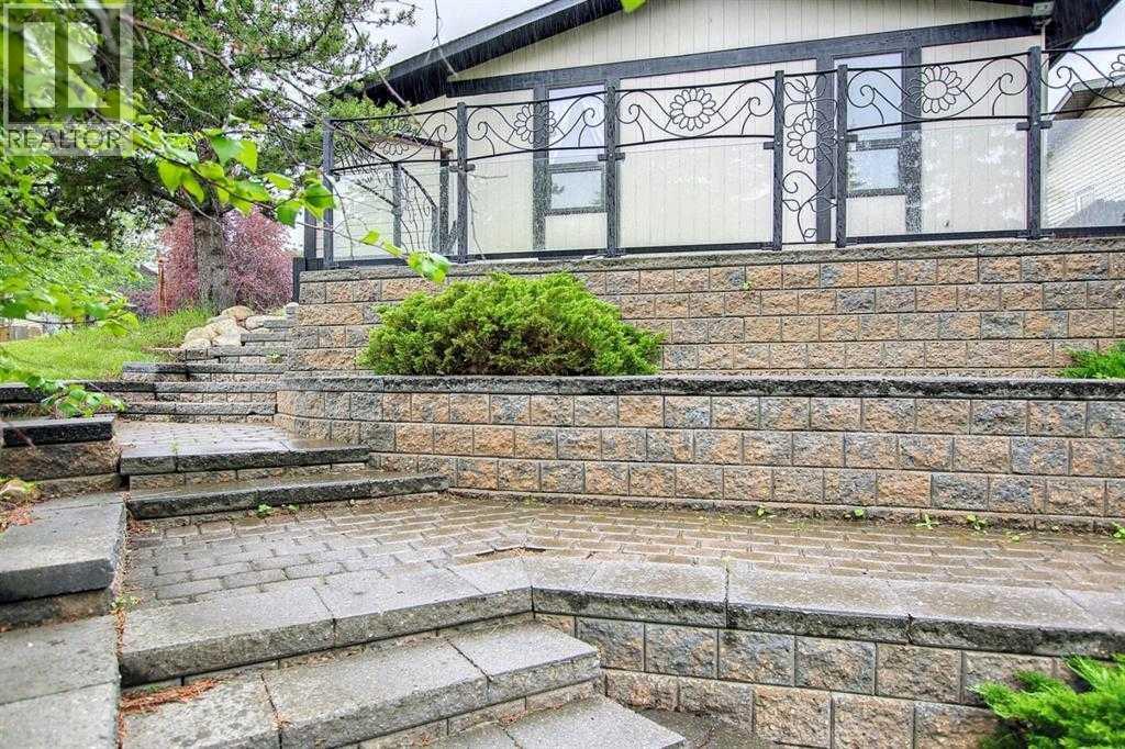 Single Family House for Sale in  Berwick Crescent NW Beddington Heights Calgary 