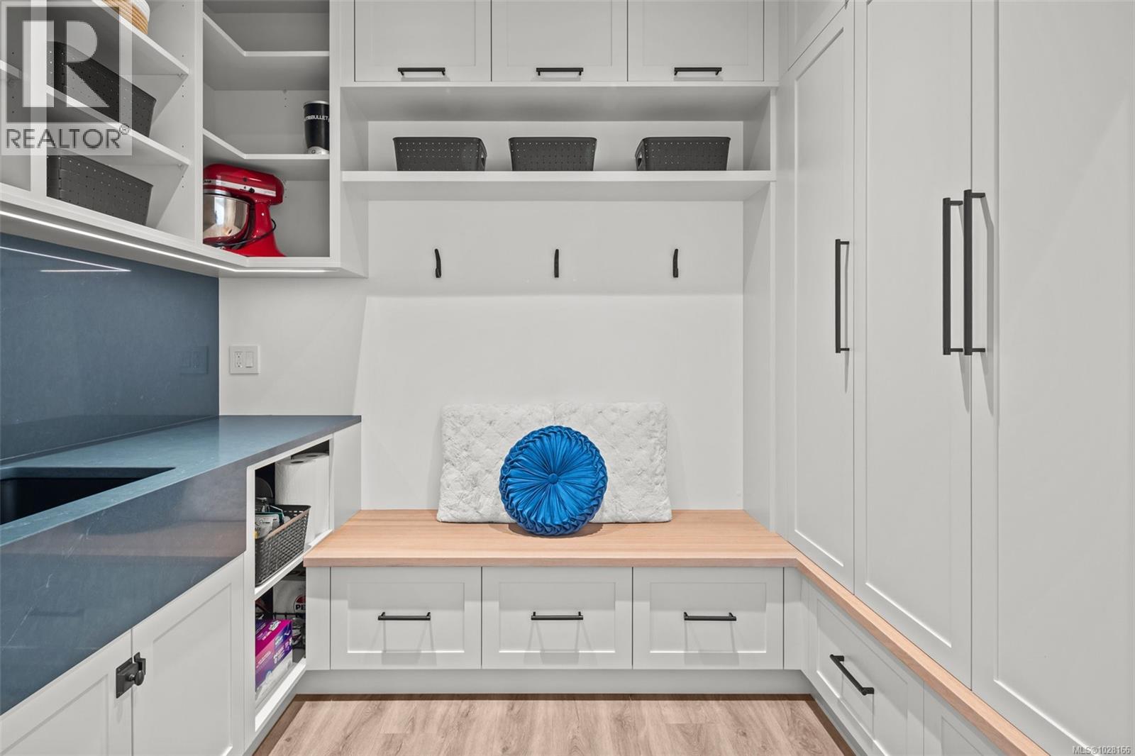 4 4583 Wilkinson Rd, Saanich, British Columbia