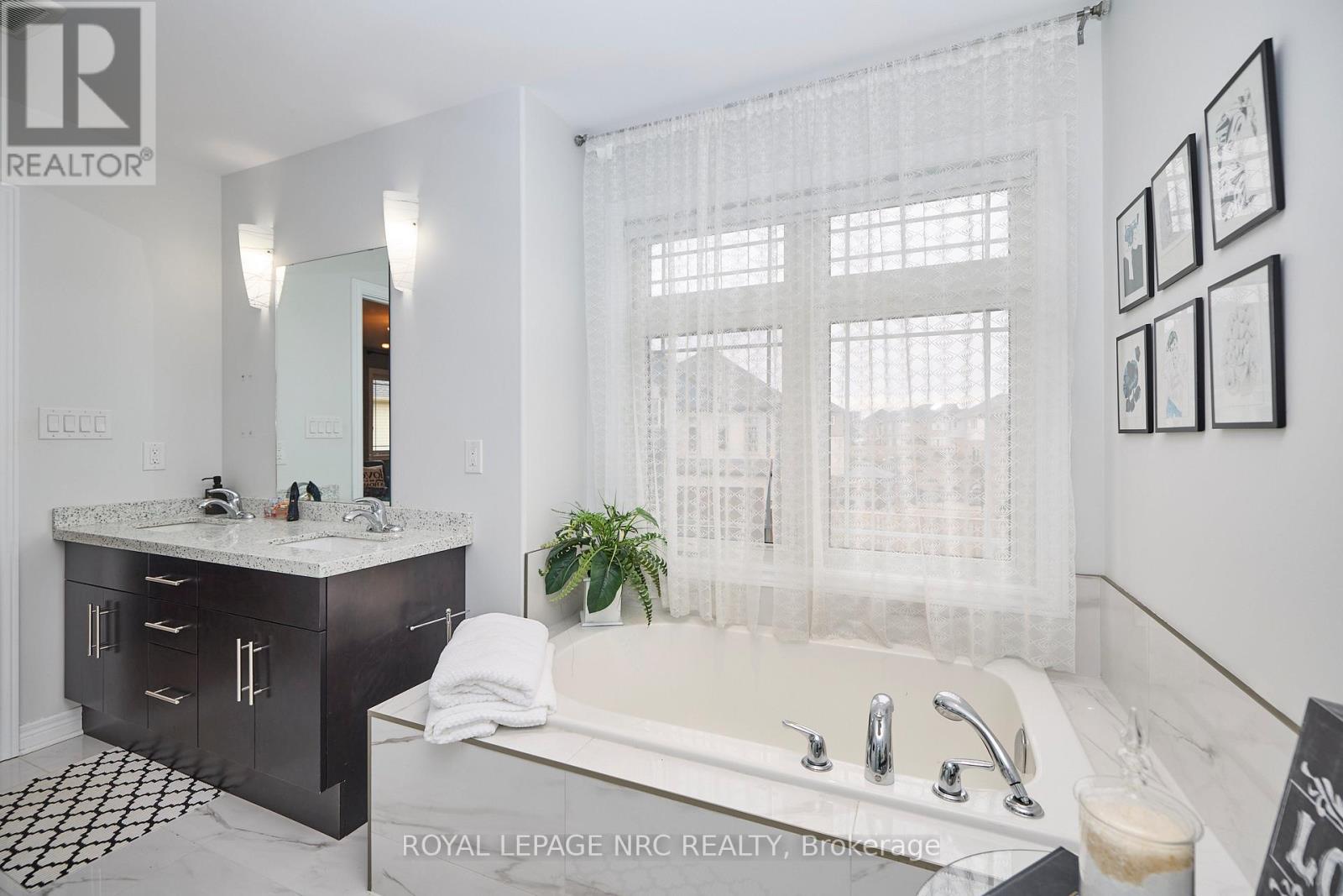 31 BERGENSTEIN CRES CRESCENT - 35