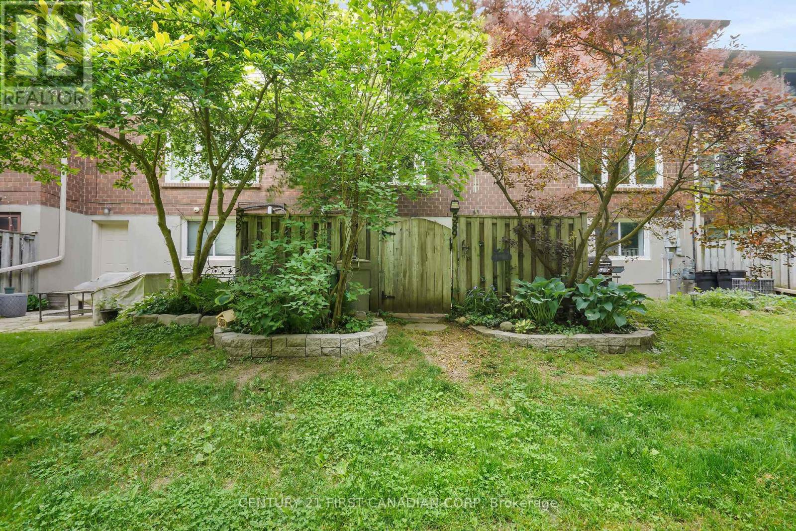 589 GRIFFITH STREET — photo 23