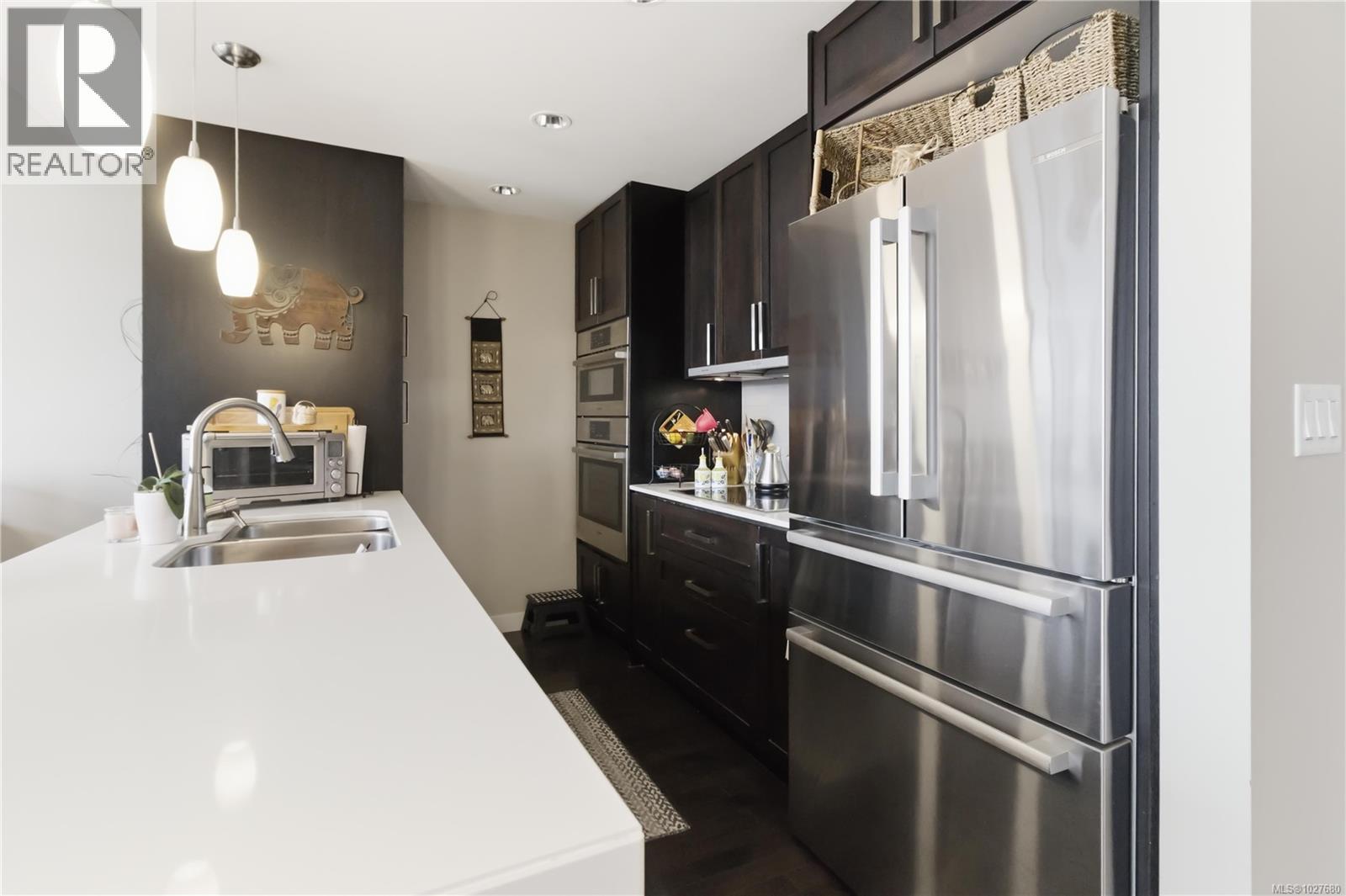 #508 999 Burdett Ave - 10