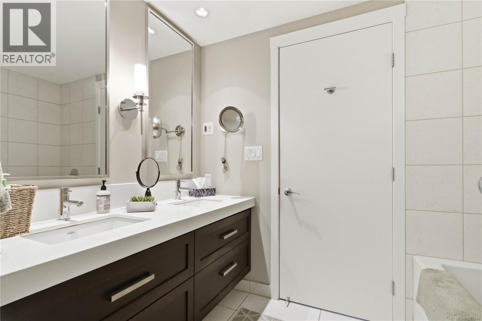 #508 999 BURDETT AVE - 27