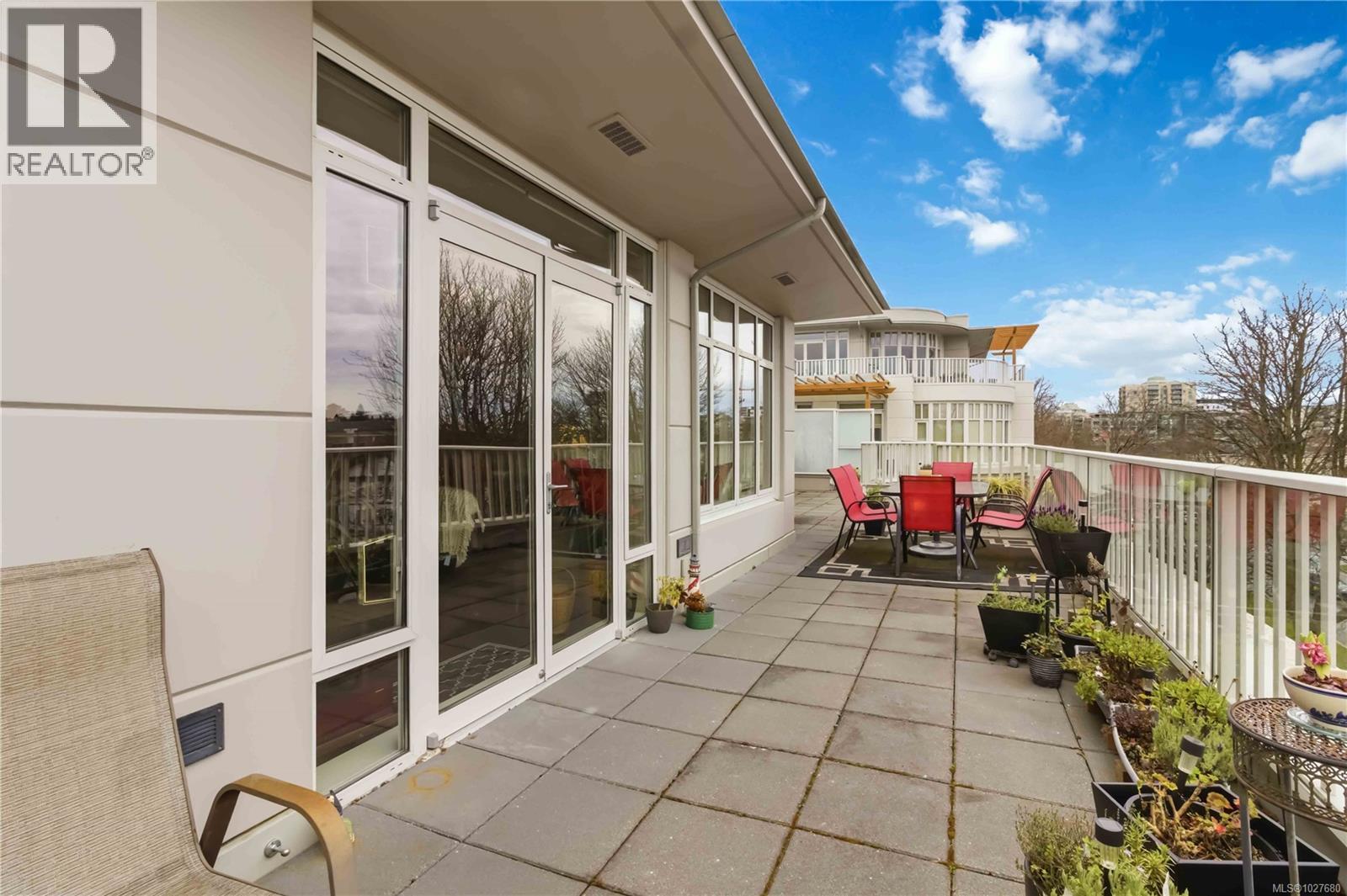 #508 999 Burdett Ave - 31