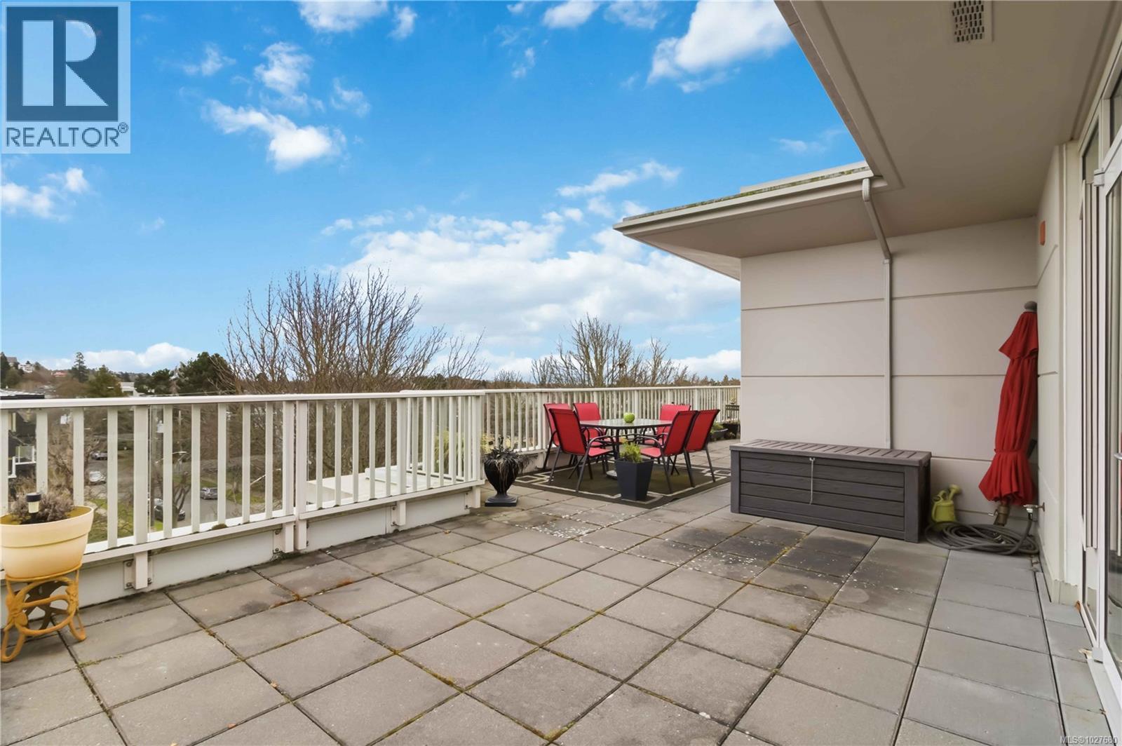 #508 999 BURDETT AVE - 34