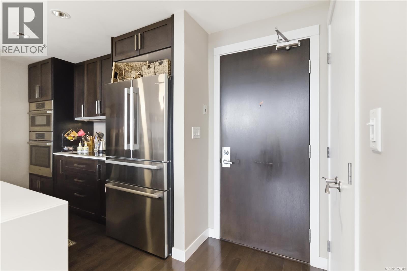 #508 999 Burdett Ave - 7