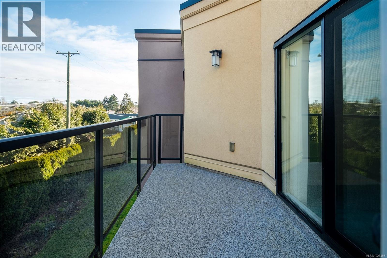 #306 3969 SHELBOURNE ST - 18