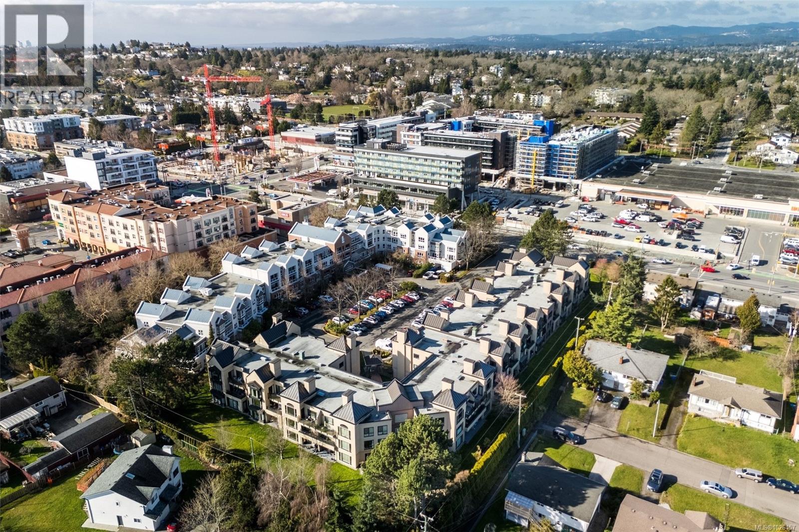 #306 3969 SHELBOURNE ST - 36