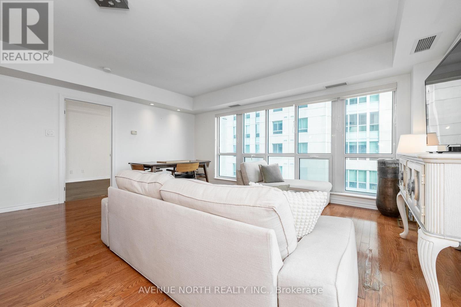 #912 200 RIDEAU STREET - 19