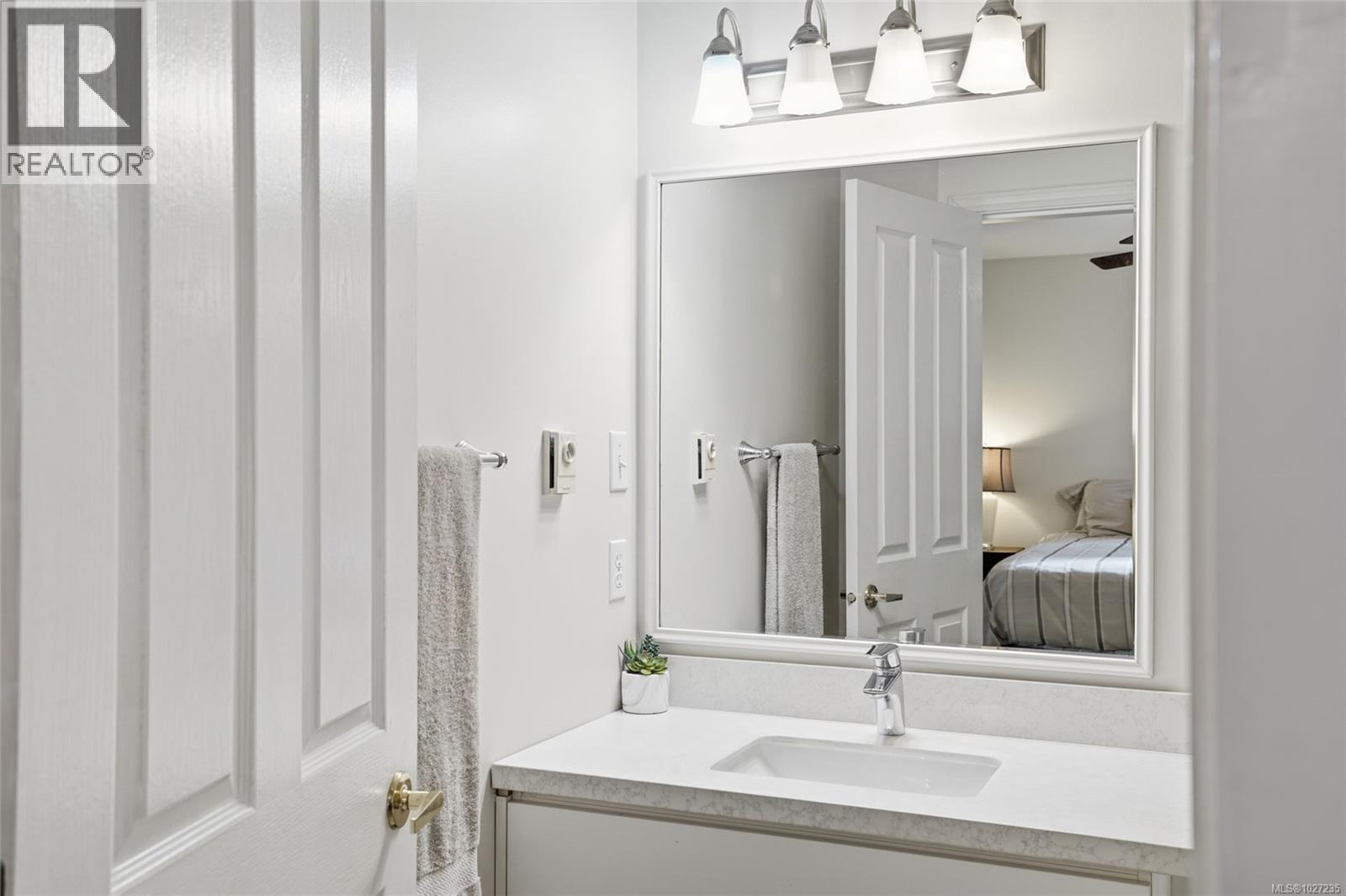 1148 CLUBHOUSE DR - 32