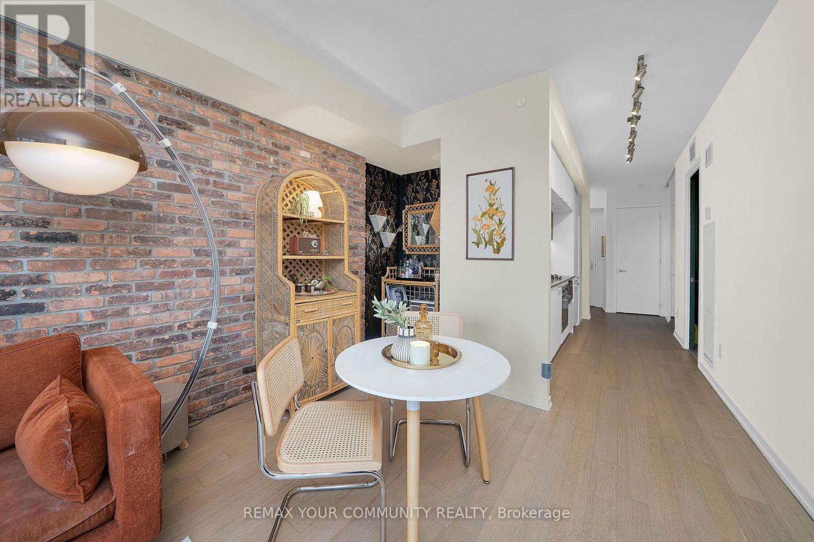 #602 138 ST.HELENS AVENUE - 17