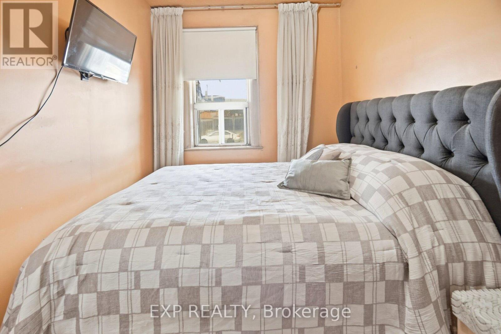 105 ROGERS ROAD - 14