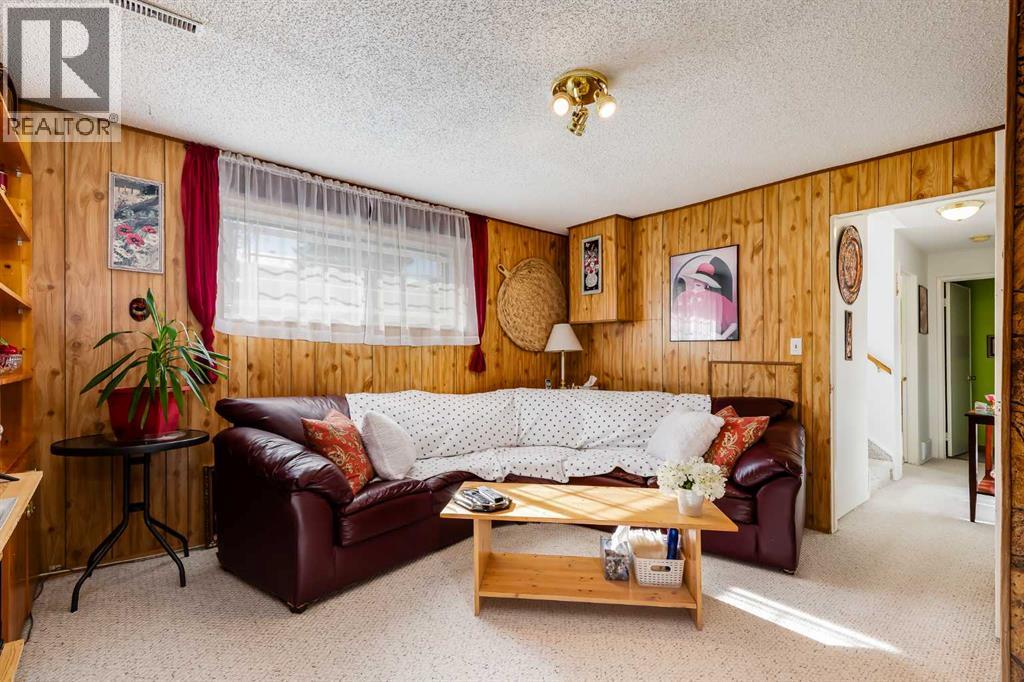 Single Family House Bi-level for Sale in  Bedwood Bay NE Beddington Heights Calgary 