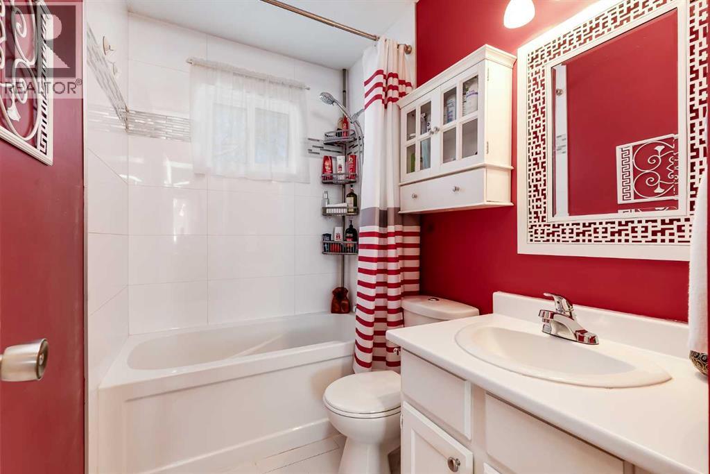 Single Family House Bi-level for Sale in  Bedwood Bay NE Beddington Heights Calgary 