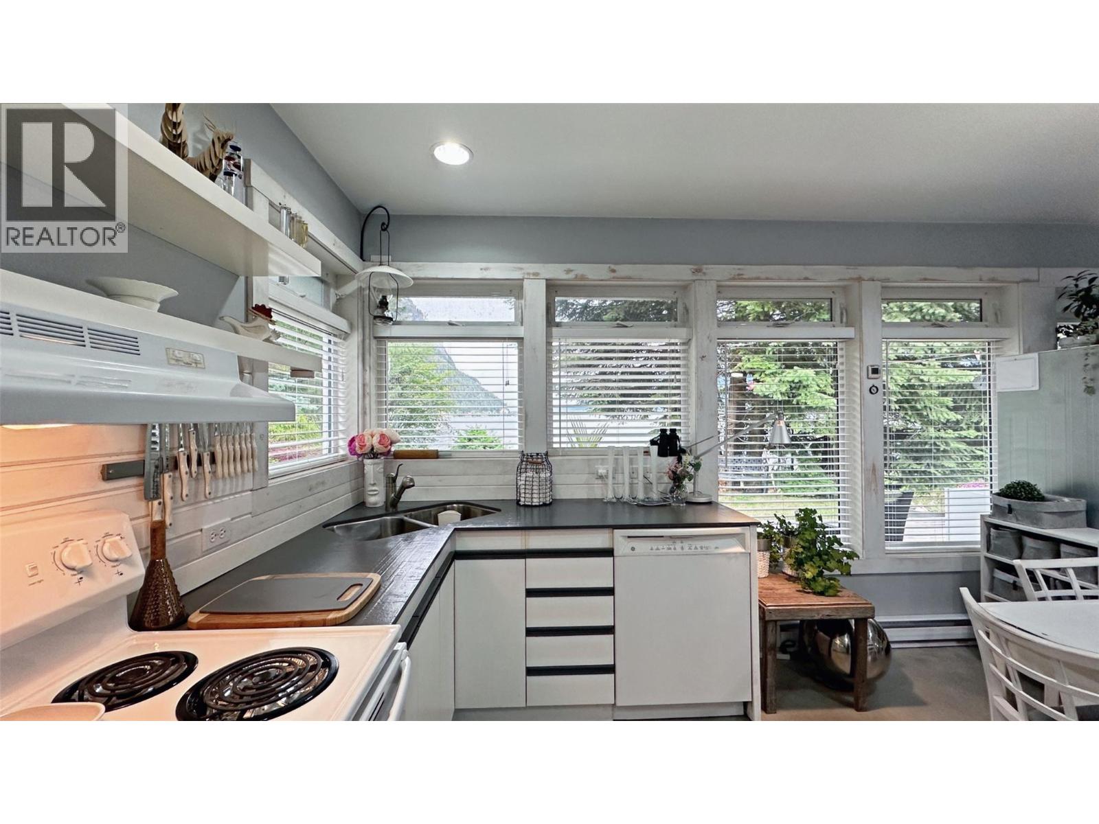 605 Sixth Avenue, Lardeau