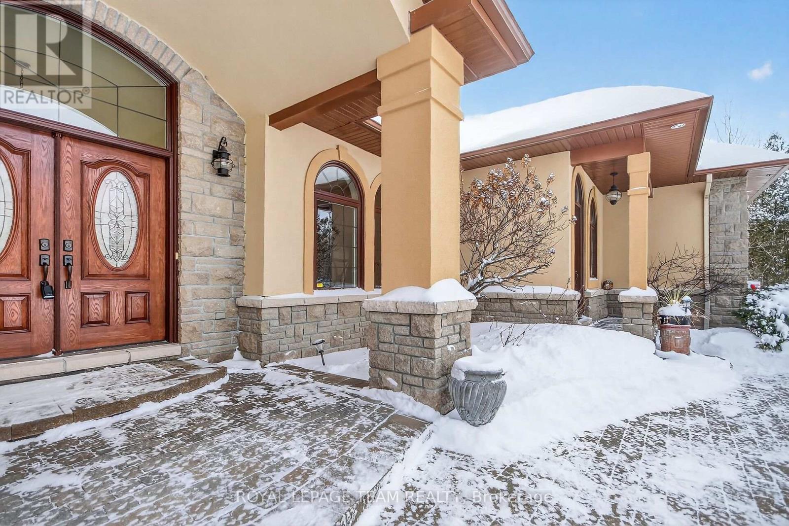 Attractive exterior w/full stone stucco finish!