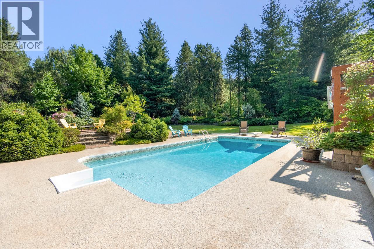 880 WATERLOO Road, Castlegar