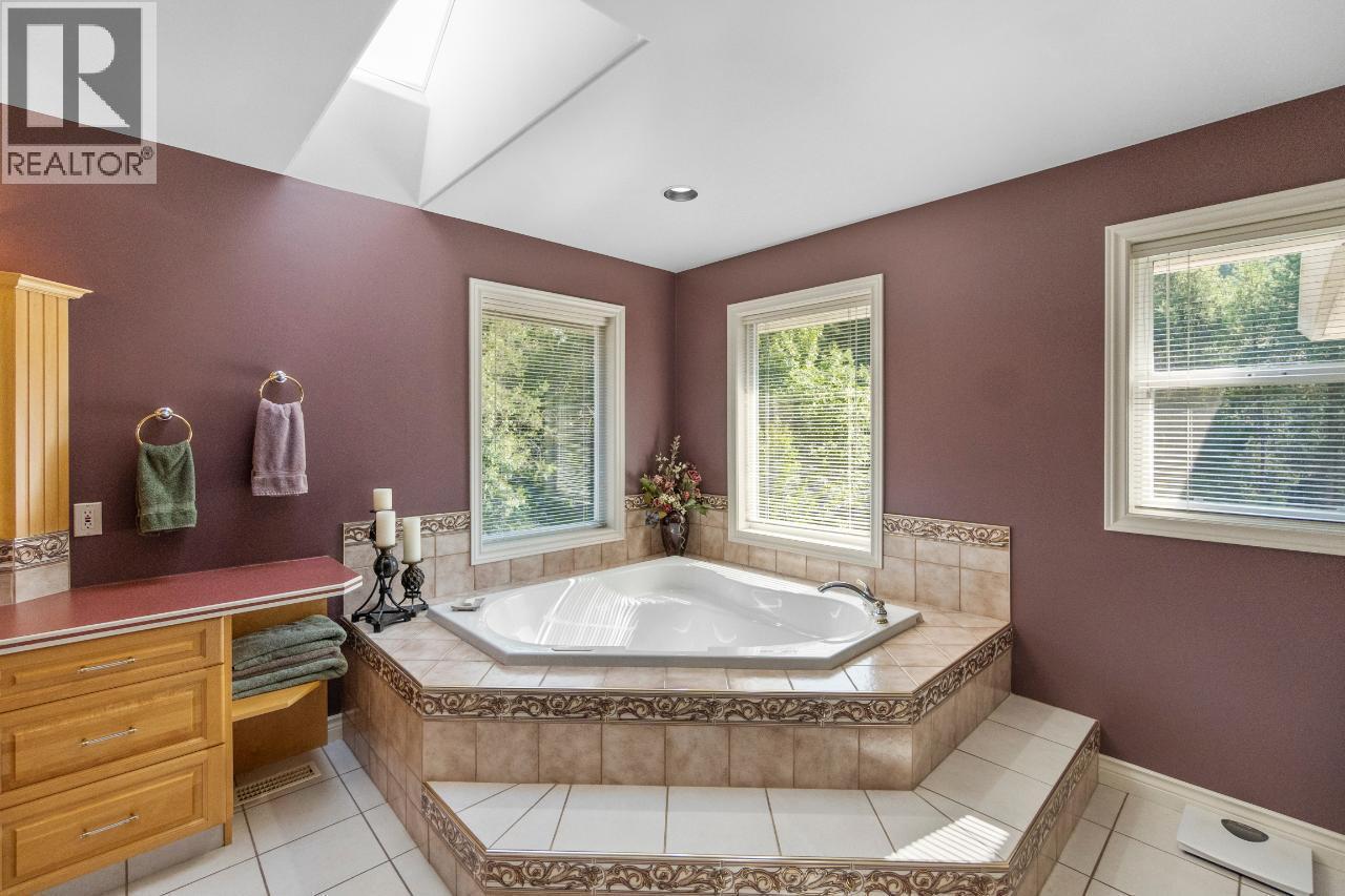 880 WATERLOO Road, Castlegar