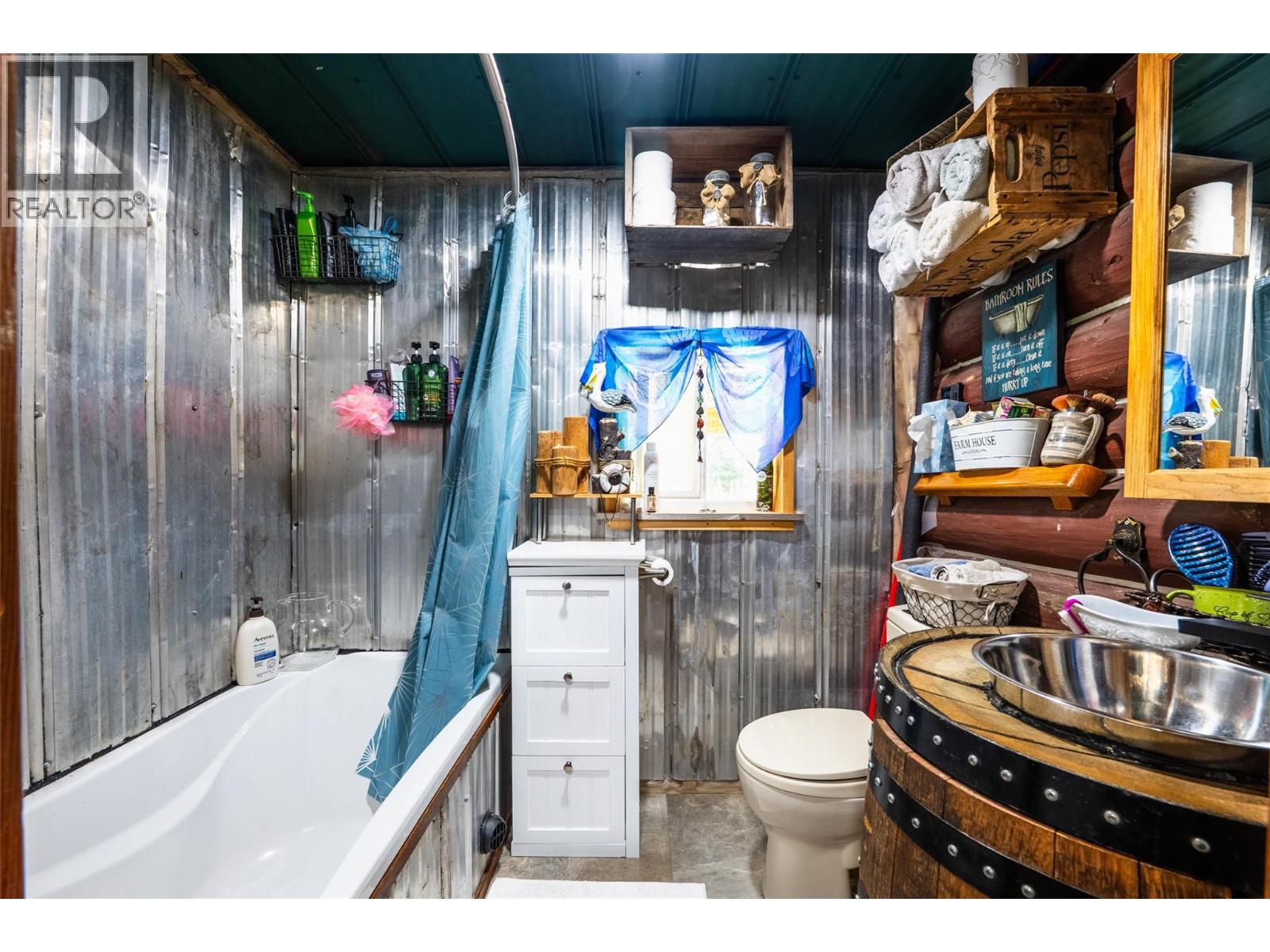 541 Bear Road, Salmo