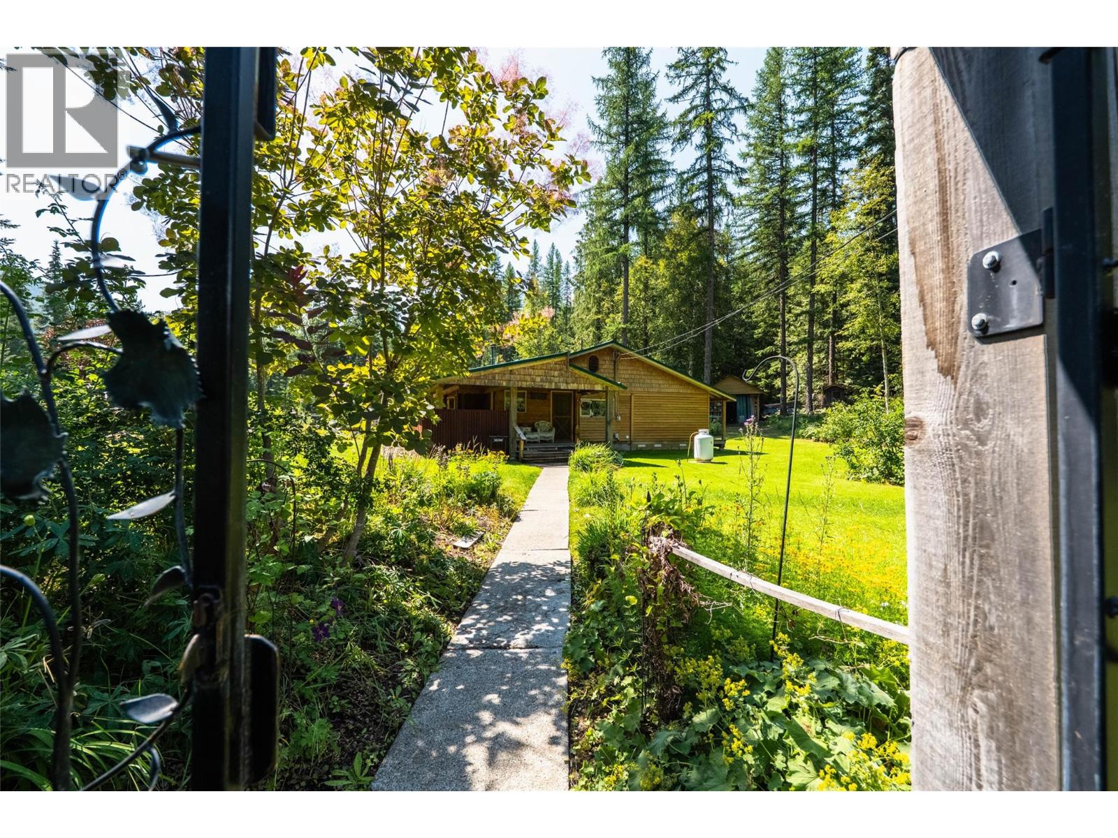 541 Bear Road, Salmo