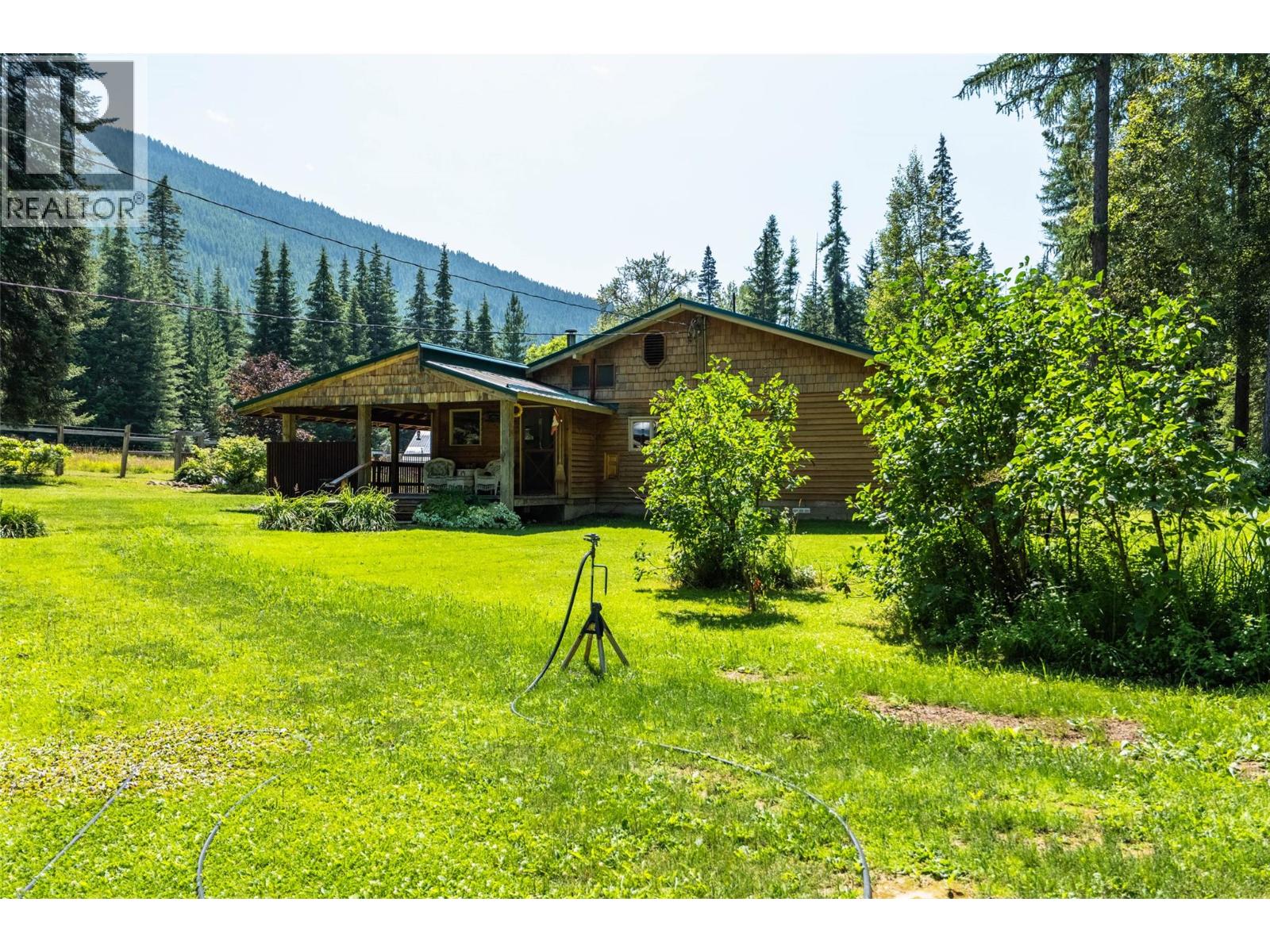 541 Bear Road, Salmo