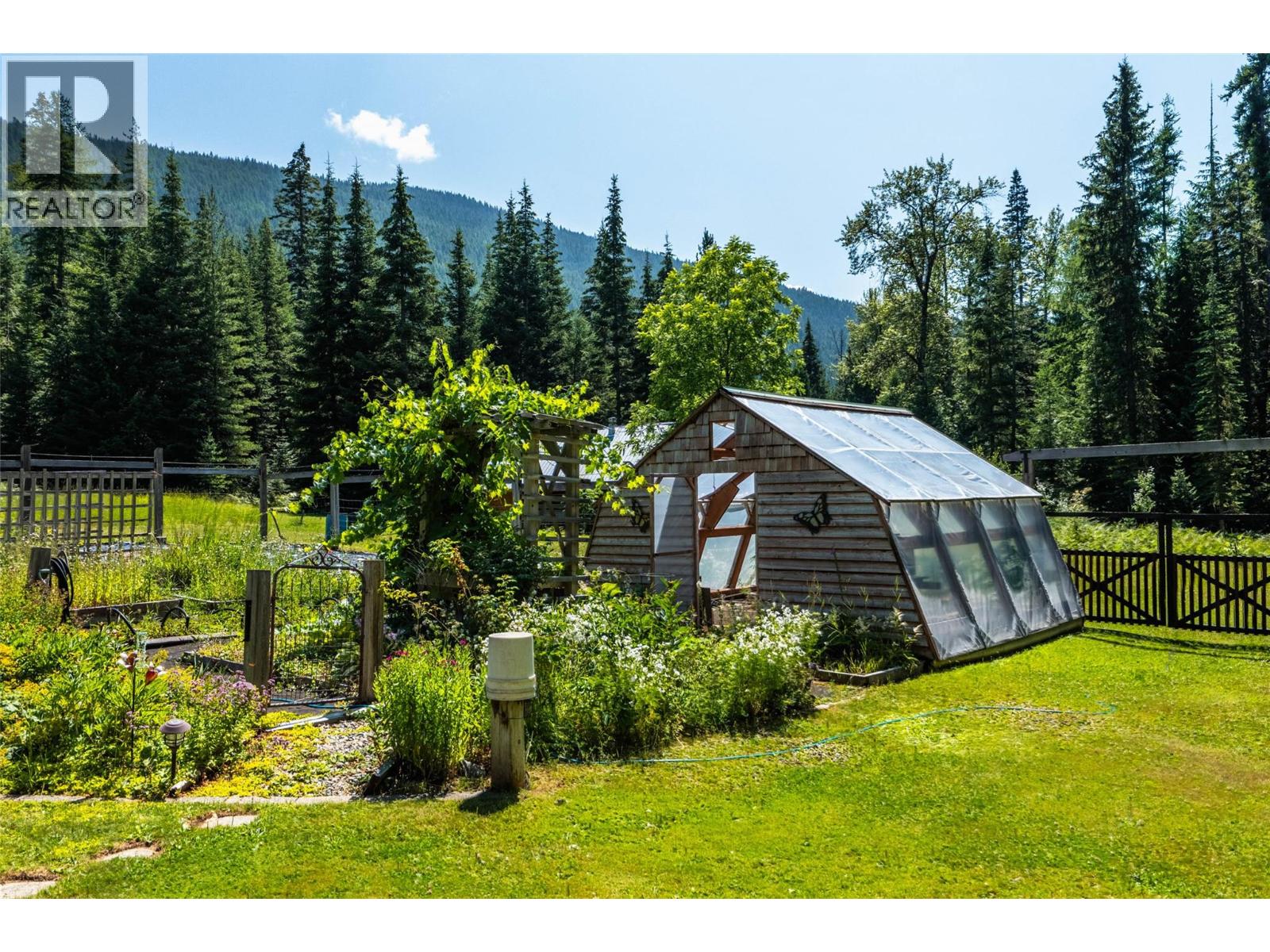 541 Bear Road, Salmo