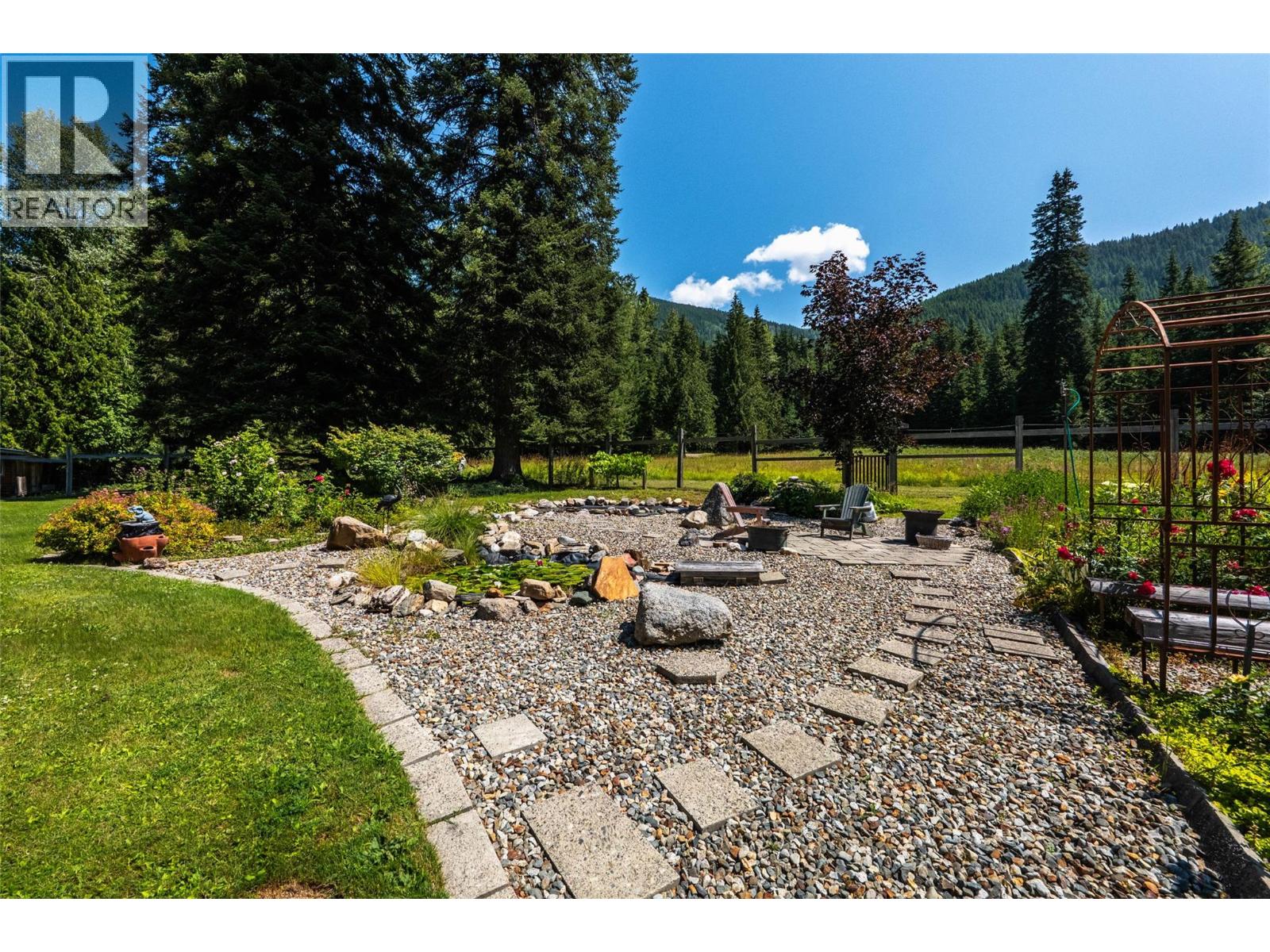 541 Bear Road, Salmo