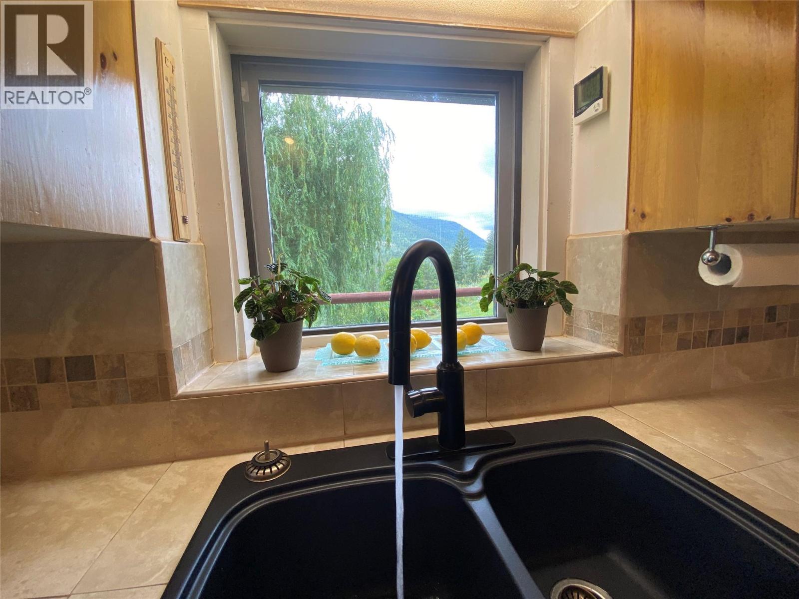 4405 Erie Ross-Spur Road, Salmo