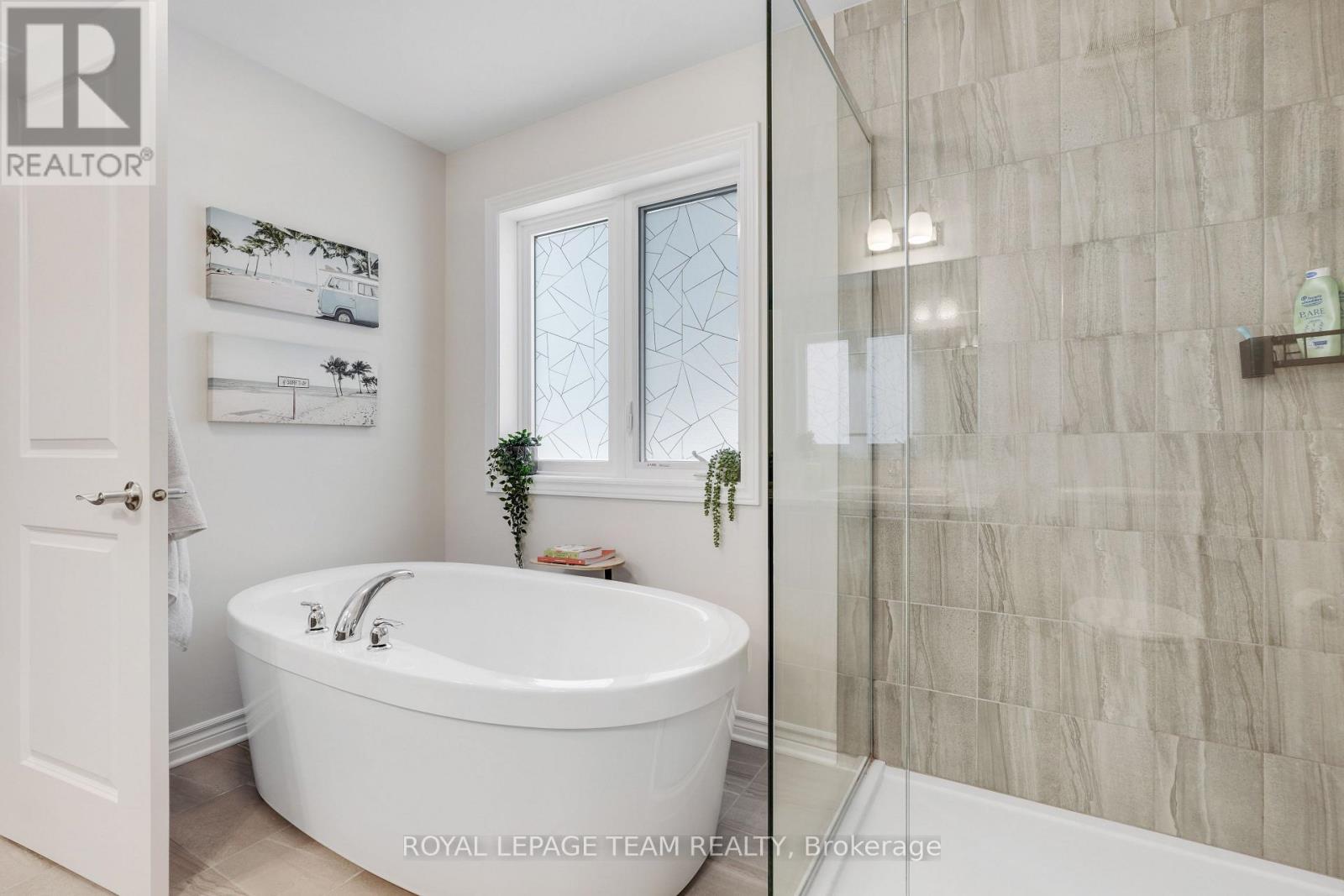 Master Bed Ensuite Tub