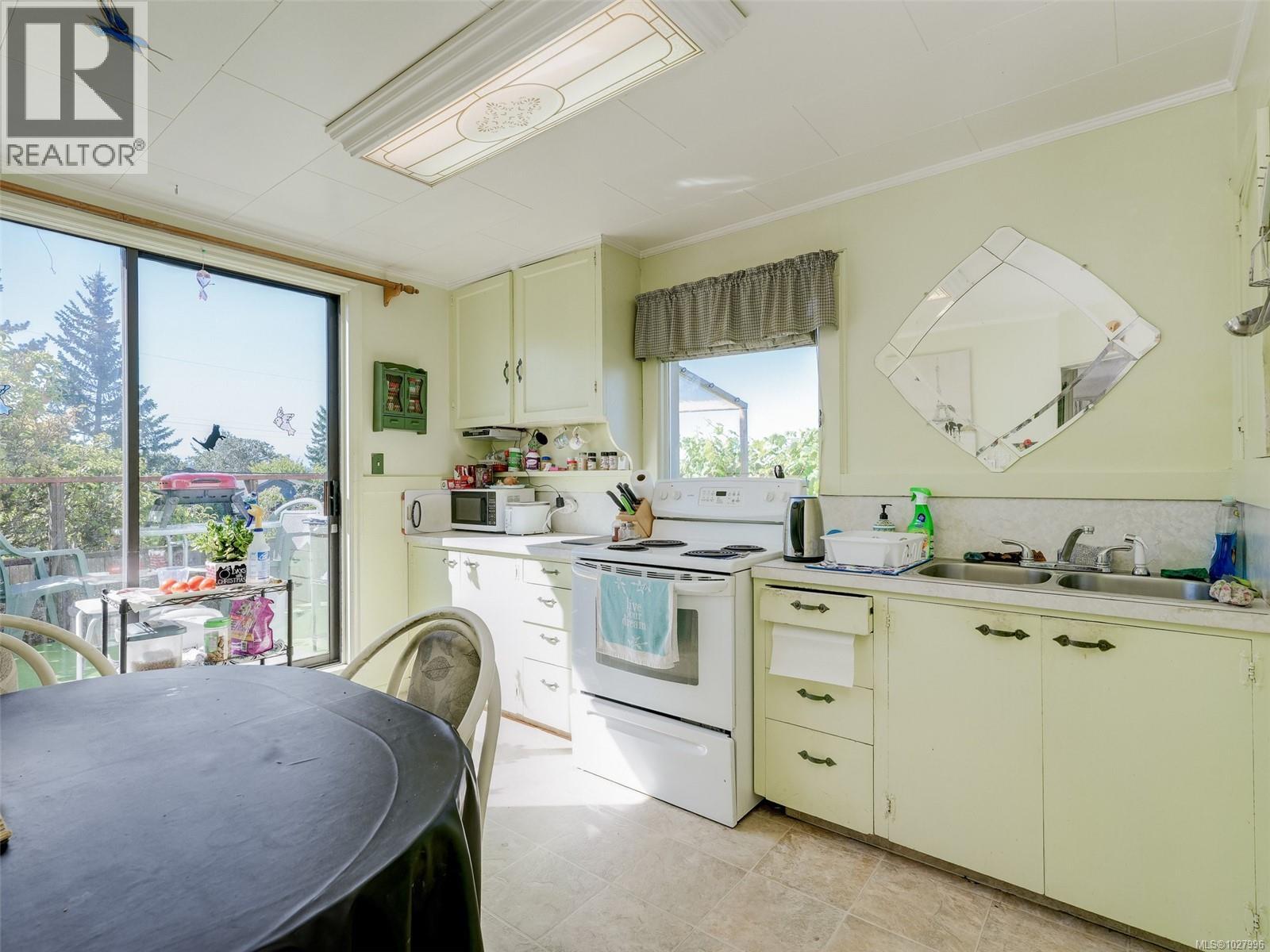  8 Camden Avenue, View Royal