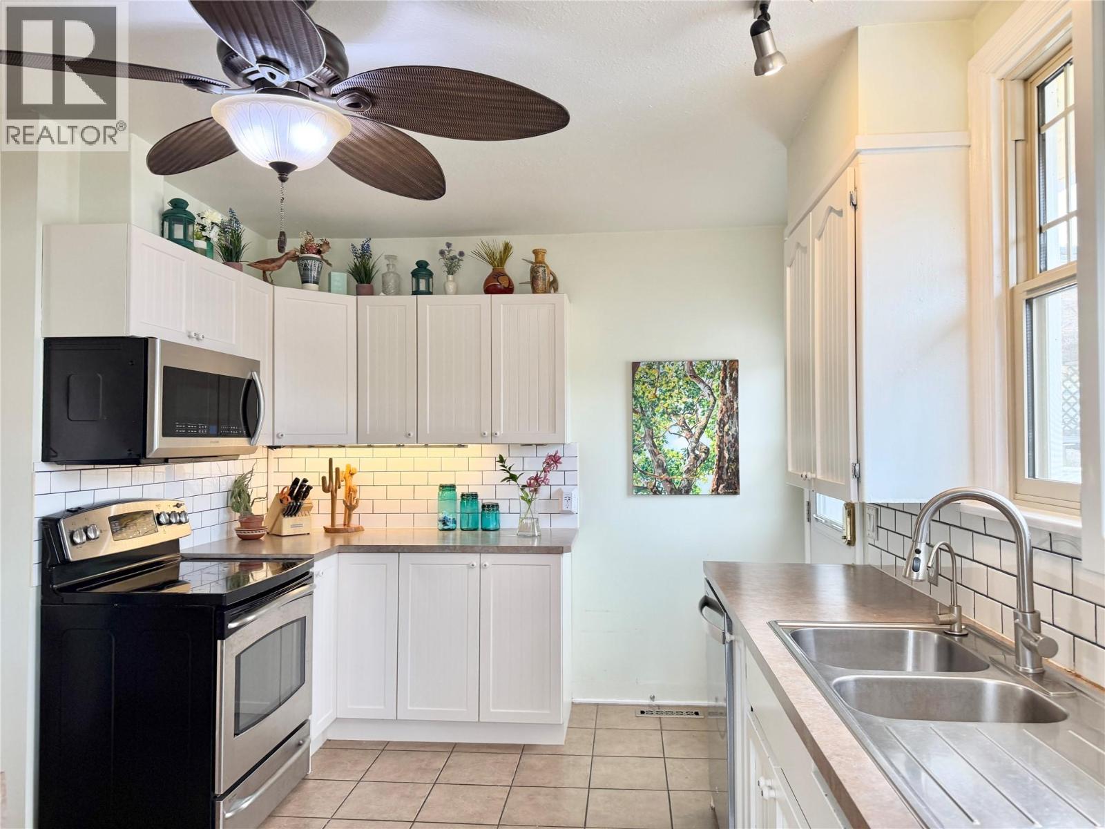 650 School Avenue, Oliver