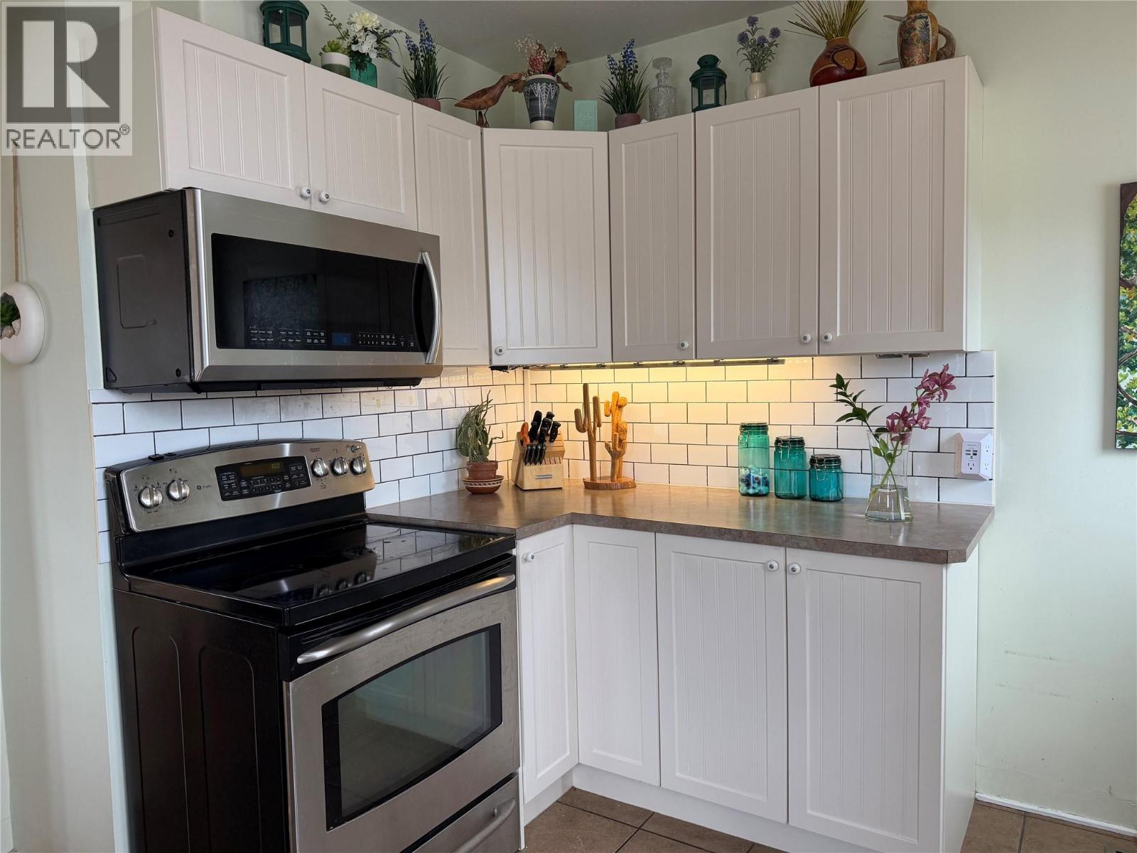 650 School Avenue, Oliver