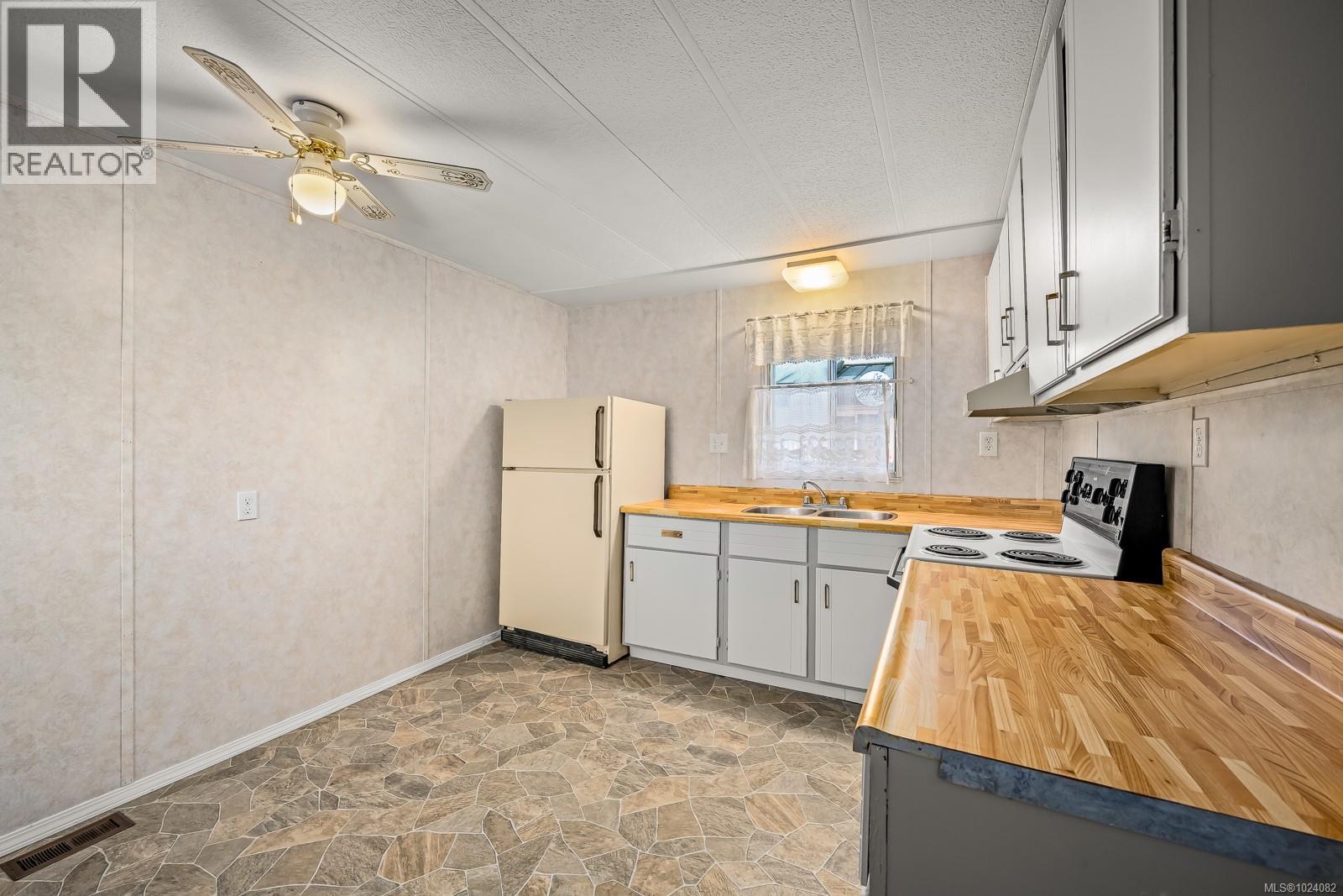 #33 390 COWICHAN AVE - 10