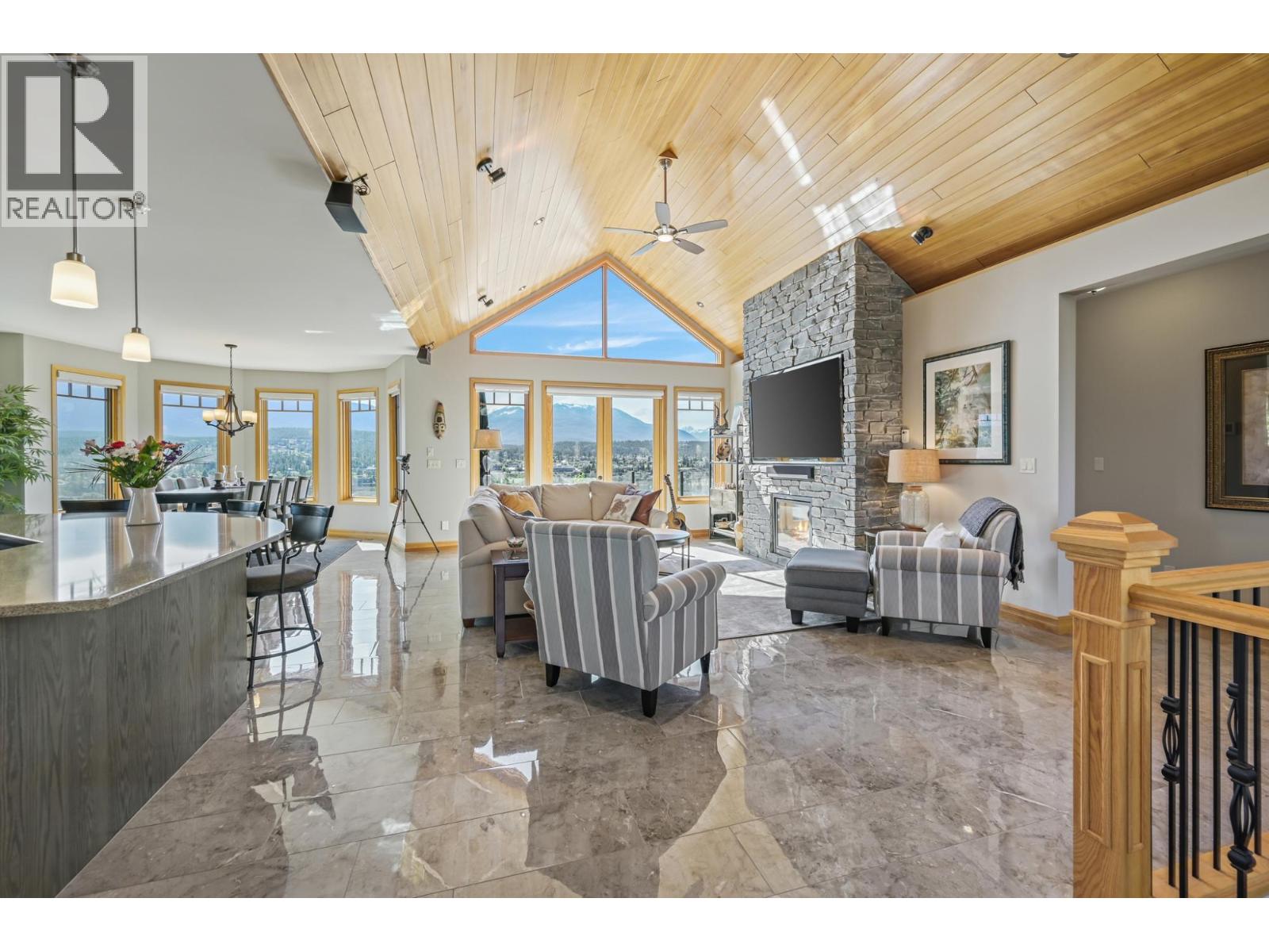 717 LAKEVIEW Drive, Invermere