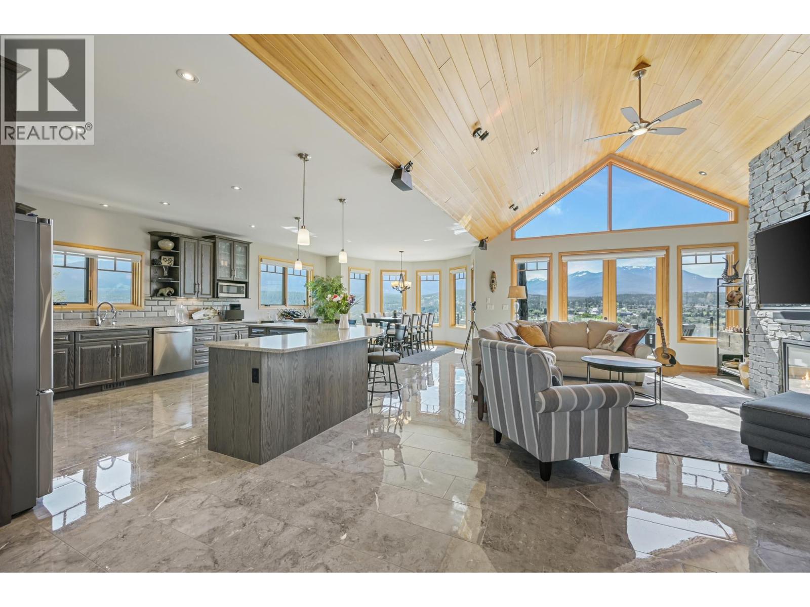 717 LAKEVIEW Drive, Invermere