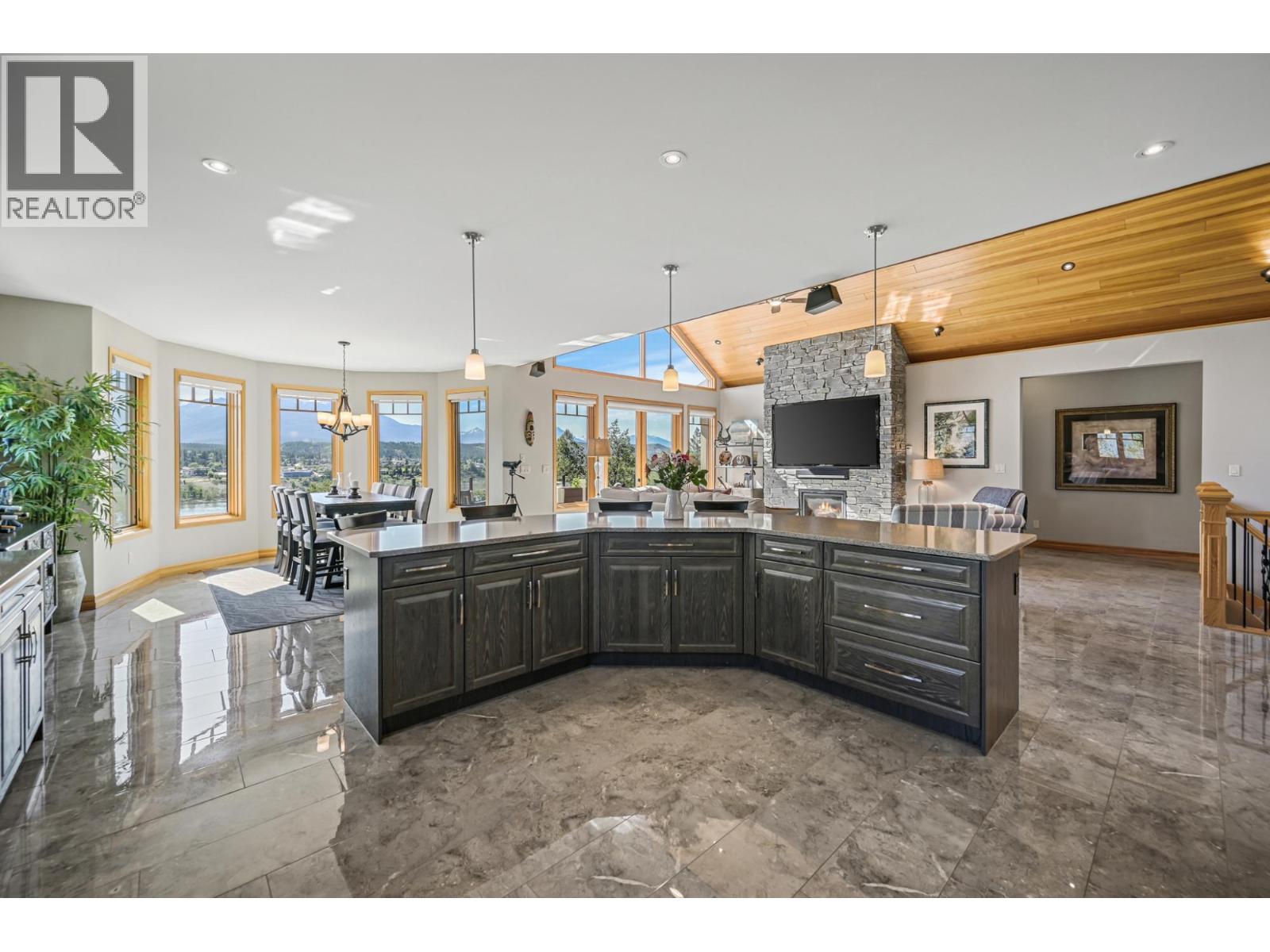 717 LAKEVIEW Drive, Invermere