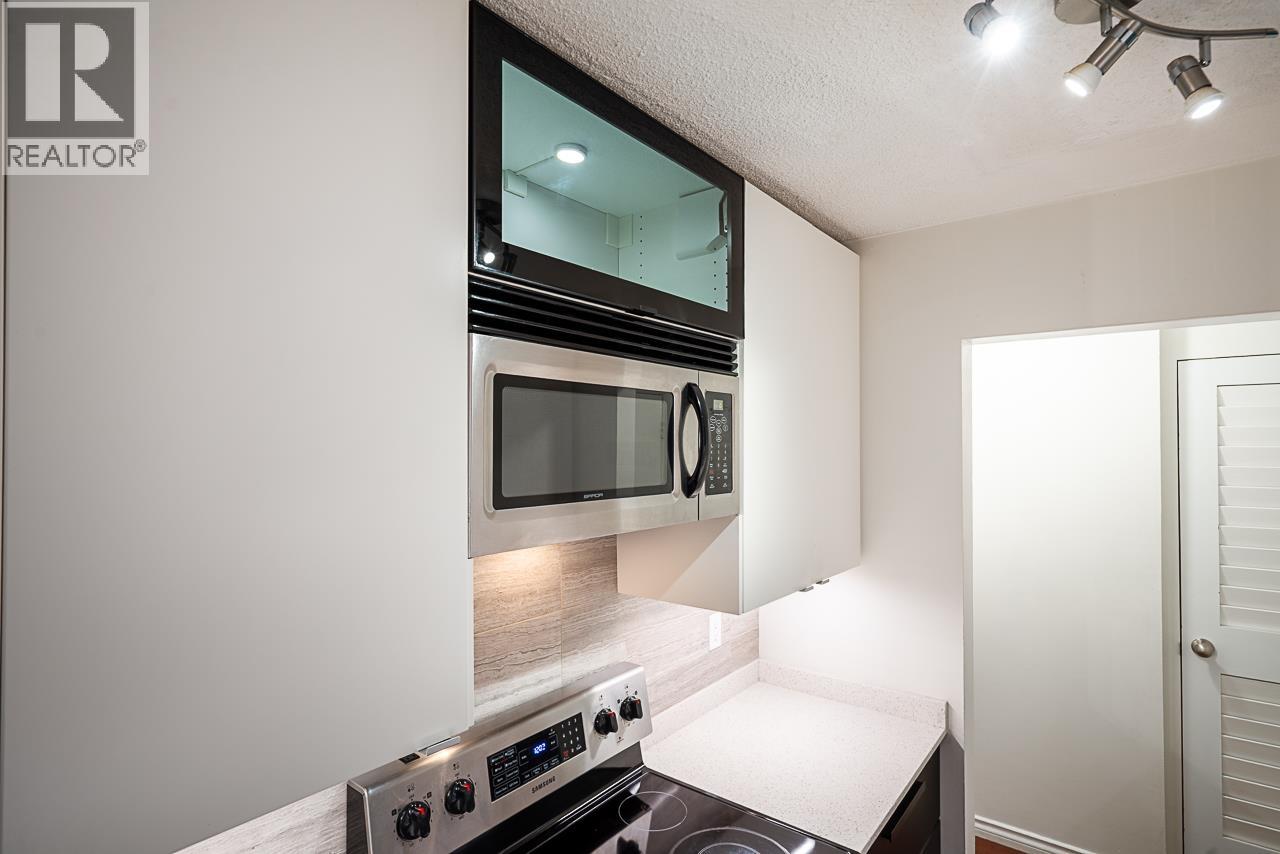 208 211 W 3RD STREET — photo 16