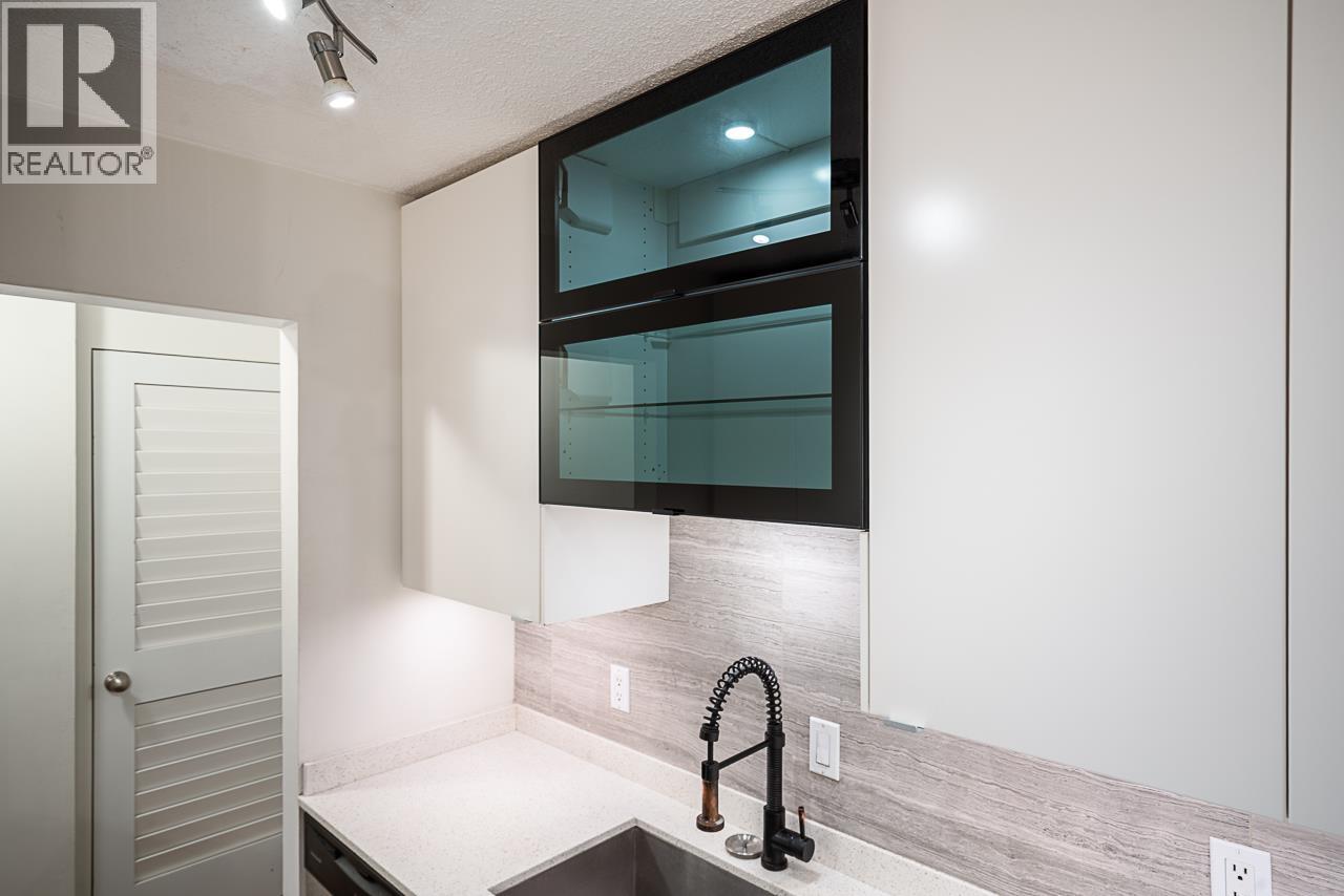 208 211 W 3RD STREET — photo 17