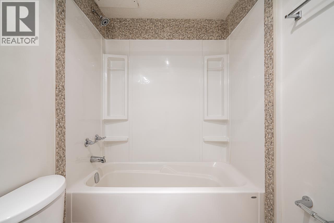 208 211 W 3RD STREET — photo 22