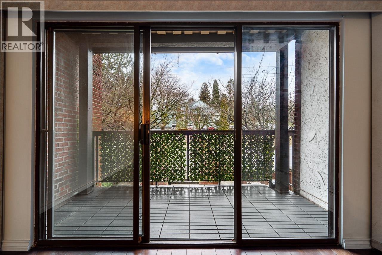 208 211 W 3RD STREET — photo 25