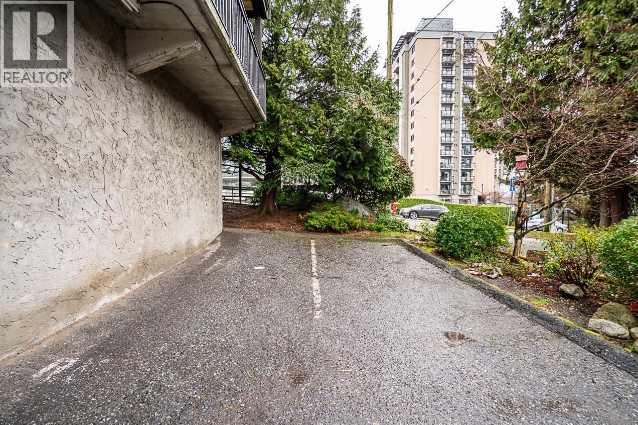 208 211 W 3RD STREET — photo 31