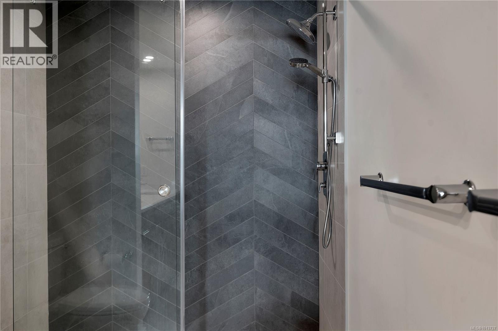 #404 536 ISLAND HWY S - 7