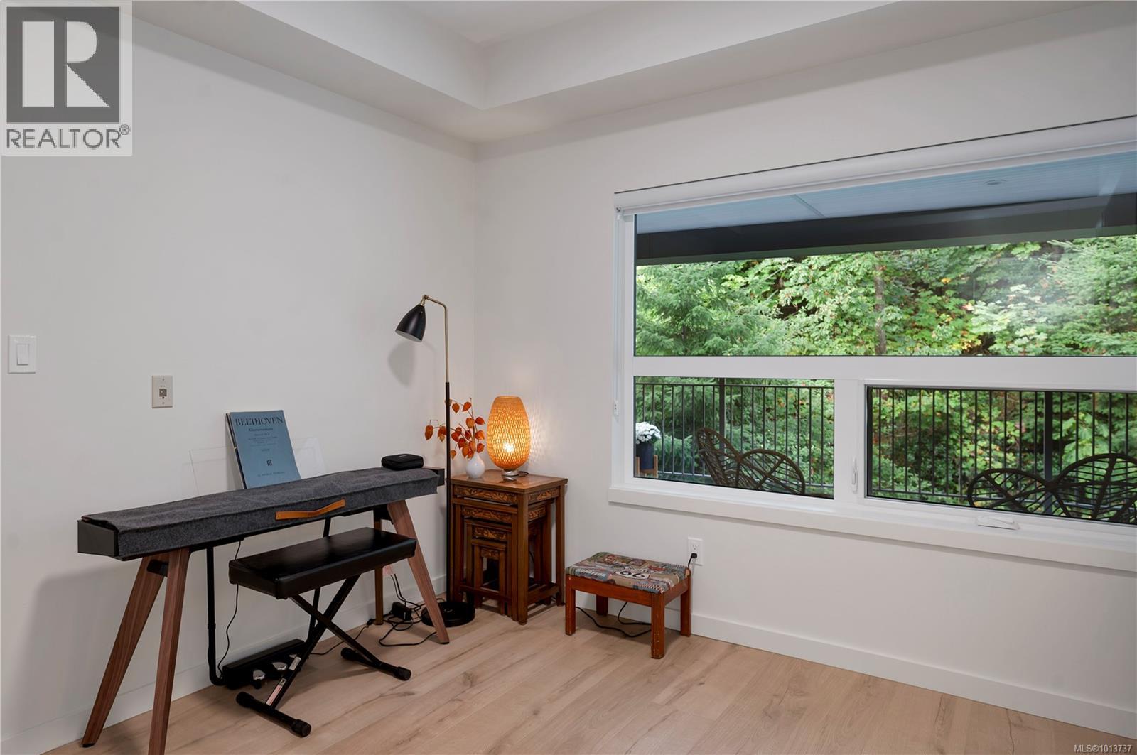 #404 536 ISLAND HWY S - 24