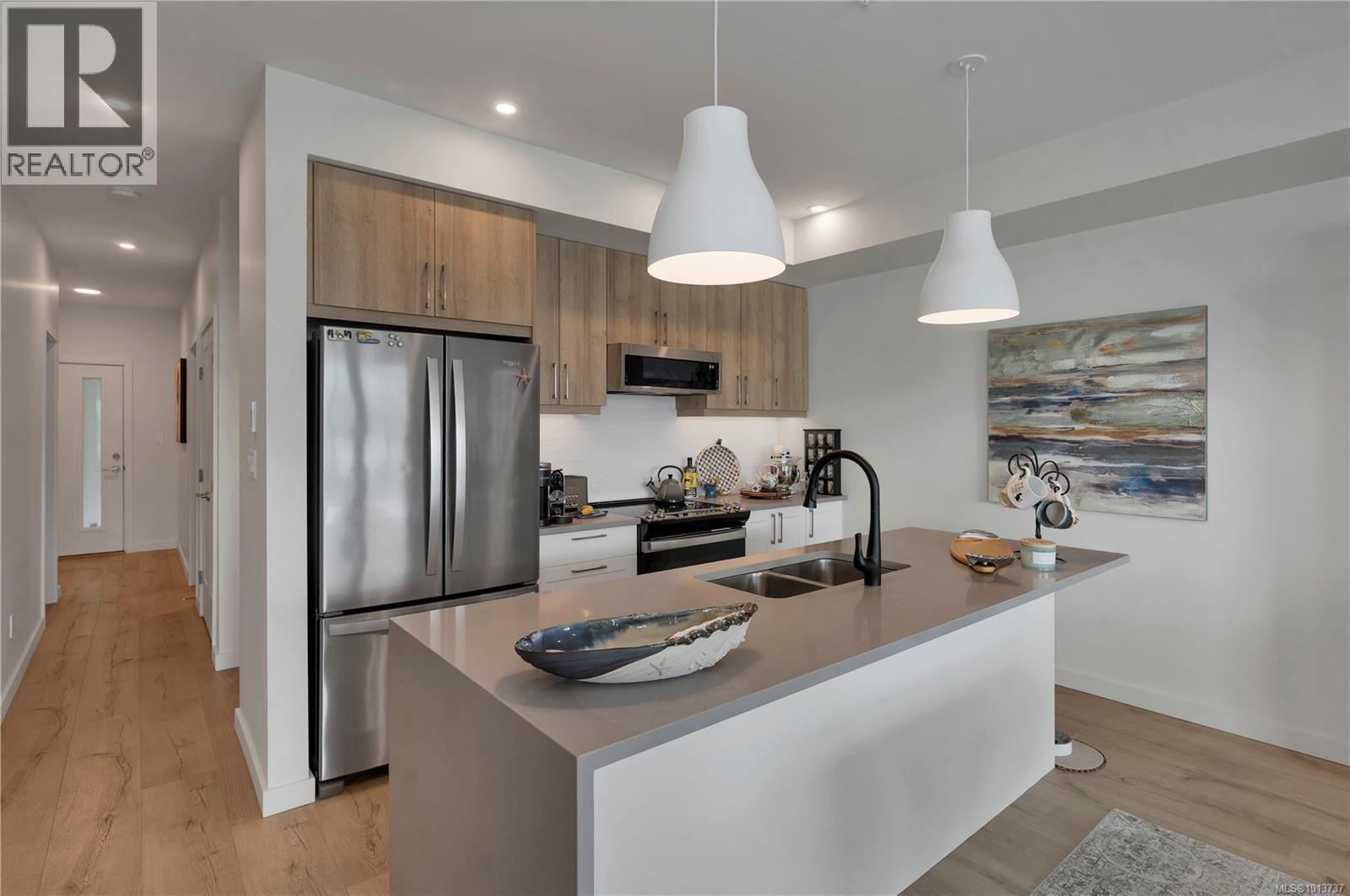 #404 536 ISLAND HWY S - 21