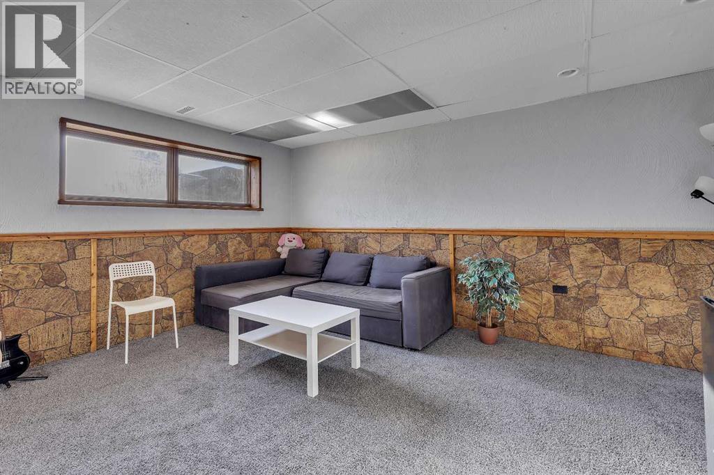 
          16 Castleglen Crescent Northeast
            <br/>
            <span>Calgary</span>
            , 
            <span>AB</span>
             <span>T3J1N3</span>
         - Photo 32